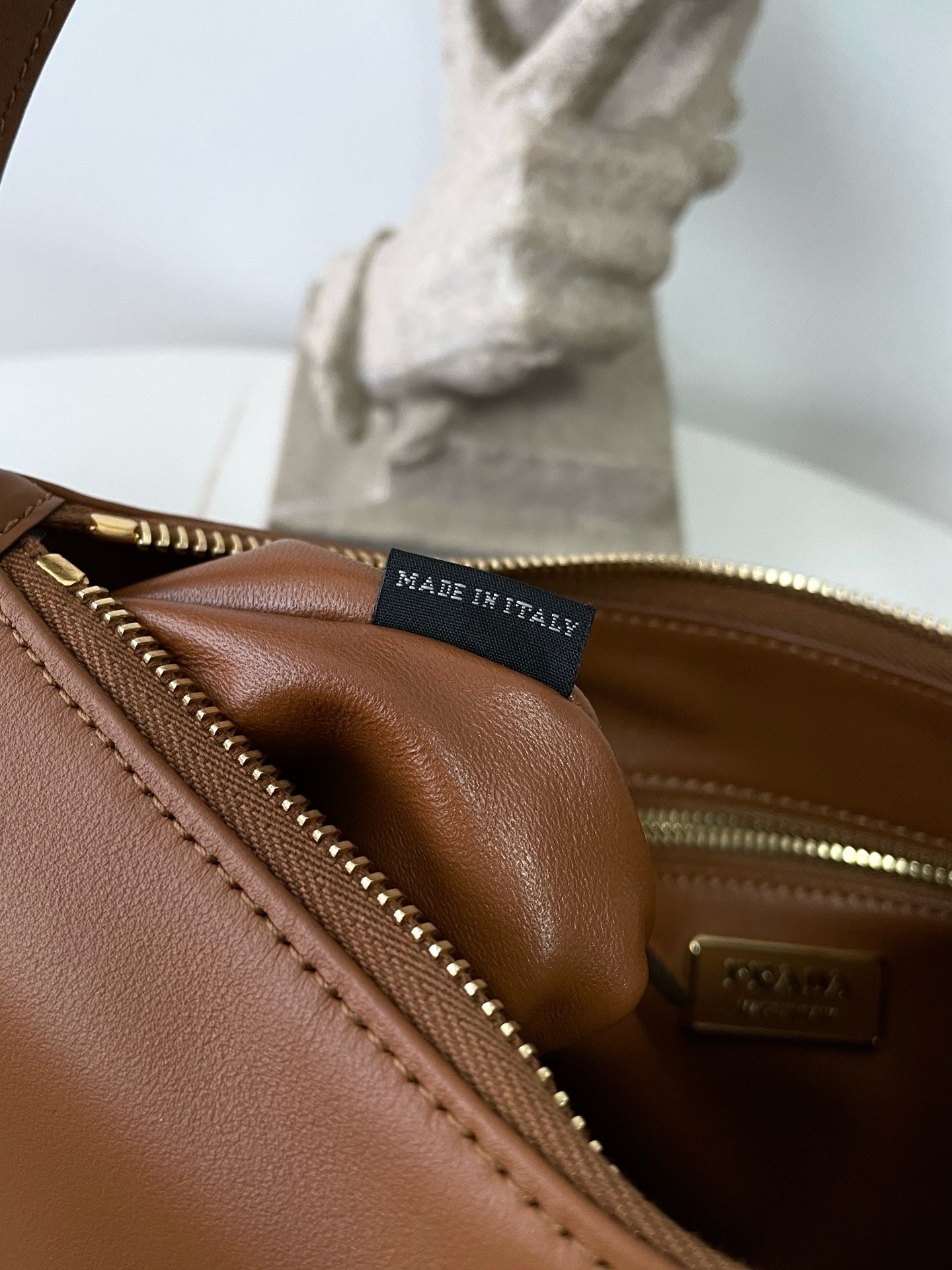 프라다 에메 레더 숄더백 미디움