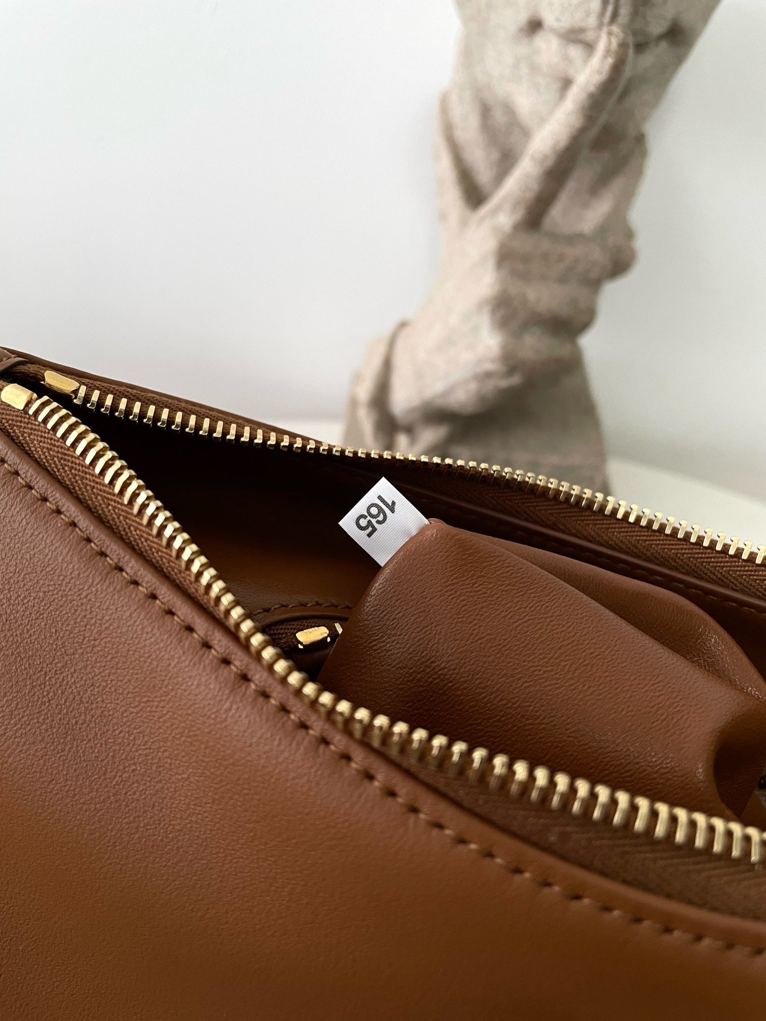 프라다 에메 레더 숄더백 미디움