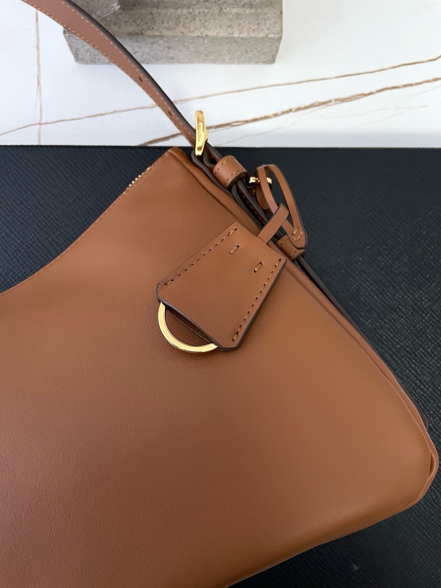 프라다 에메 레더 숄더백 미디움