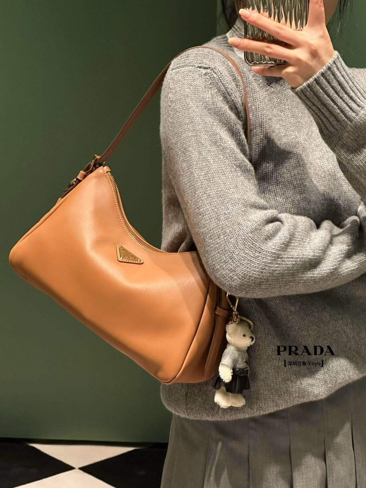 프라다 에메 레더 숄더백 미디움