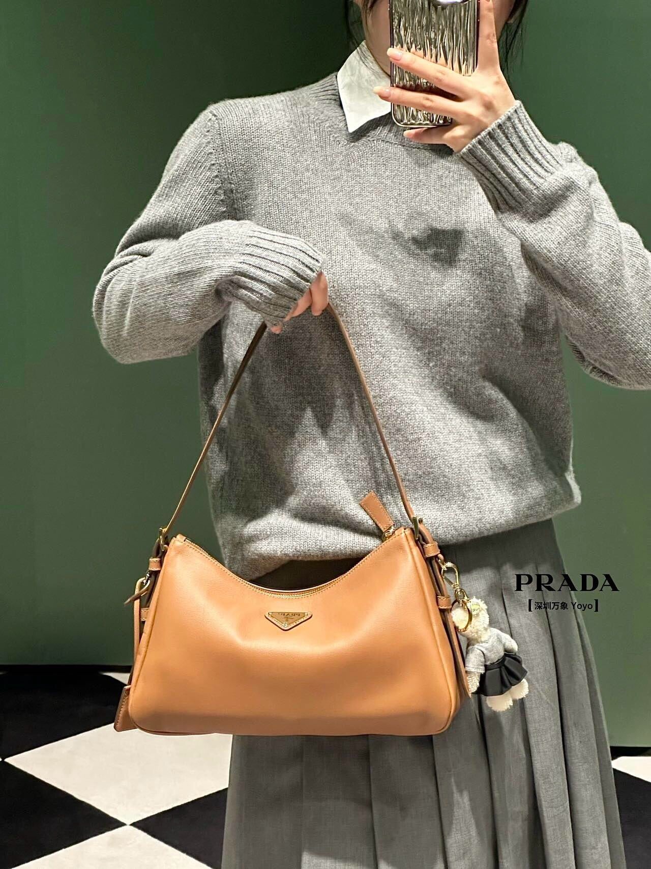 프라다 에메 레더 숄더백 미디움