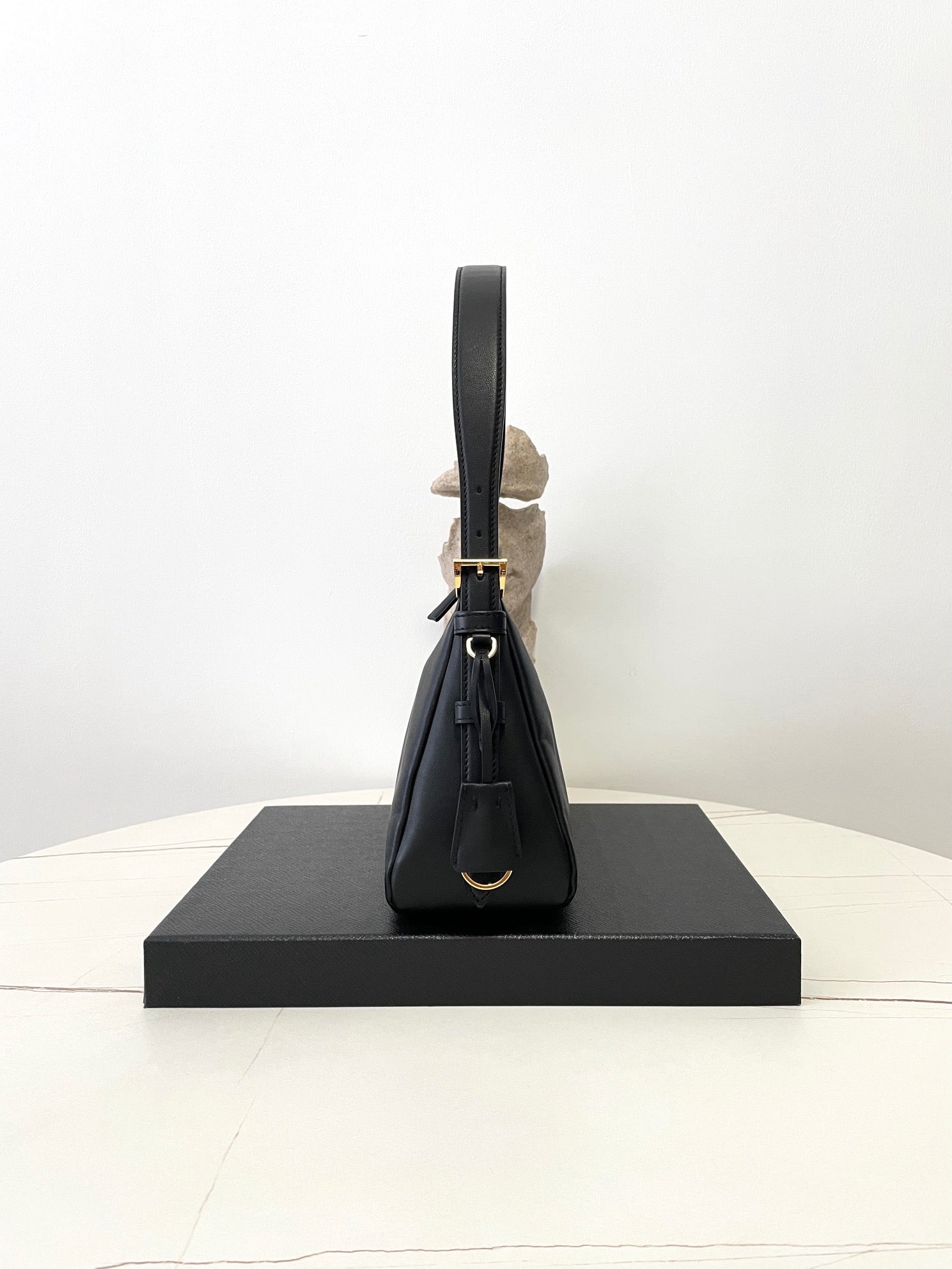 프라다 에메 레더 숄더백 미디움