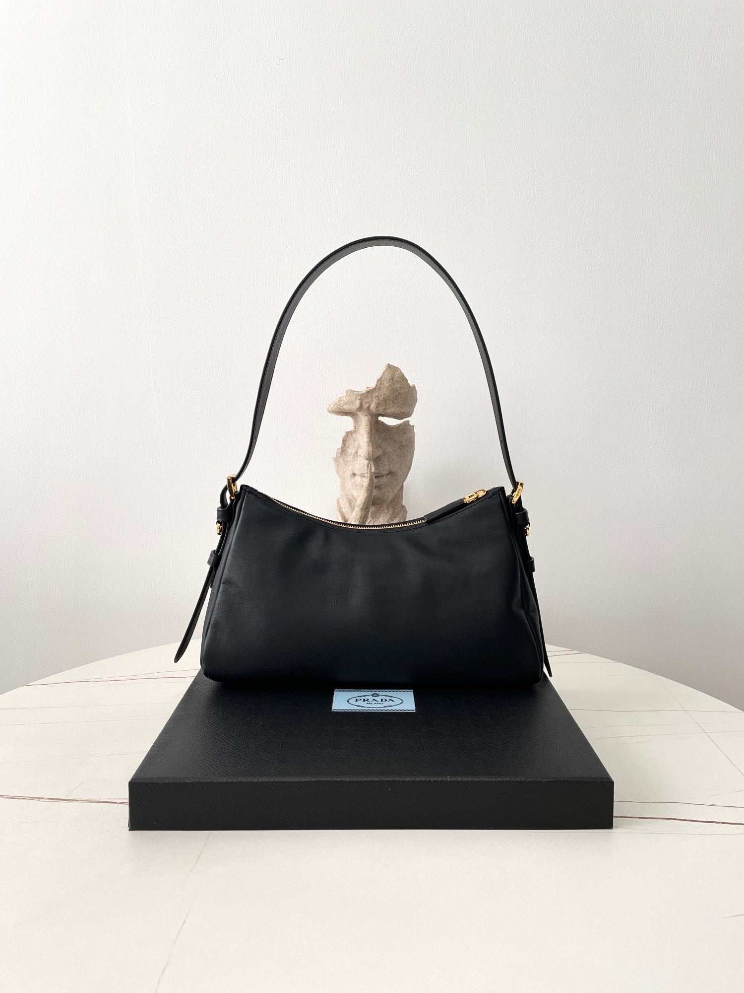 프라다 에메 레더 숄더백 미디움