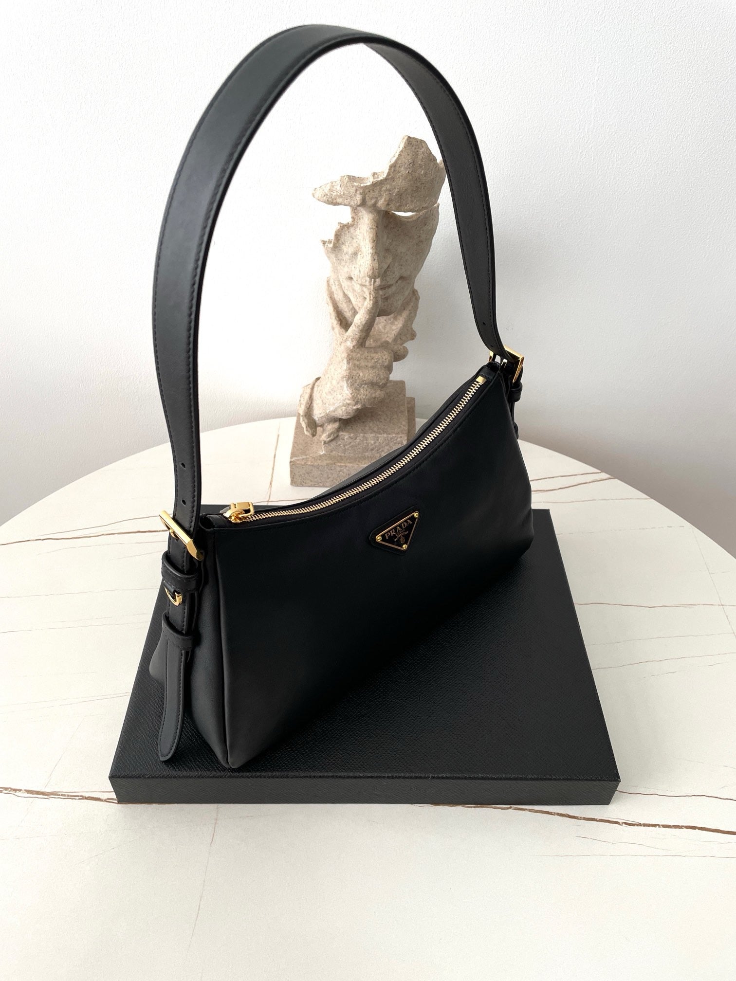 프라다 에메 레더 숄더백 미디움