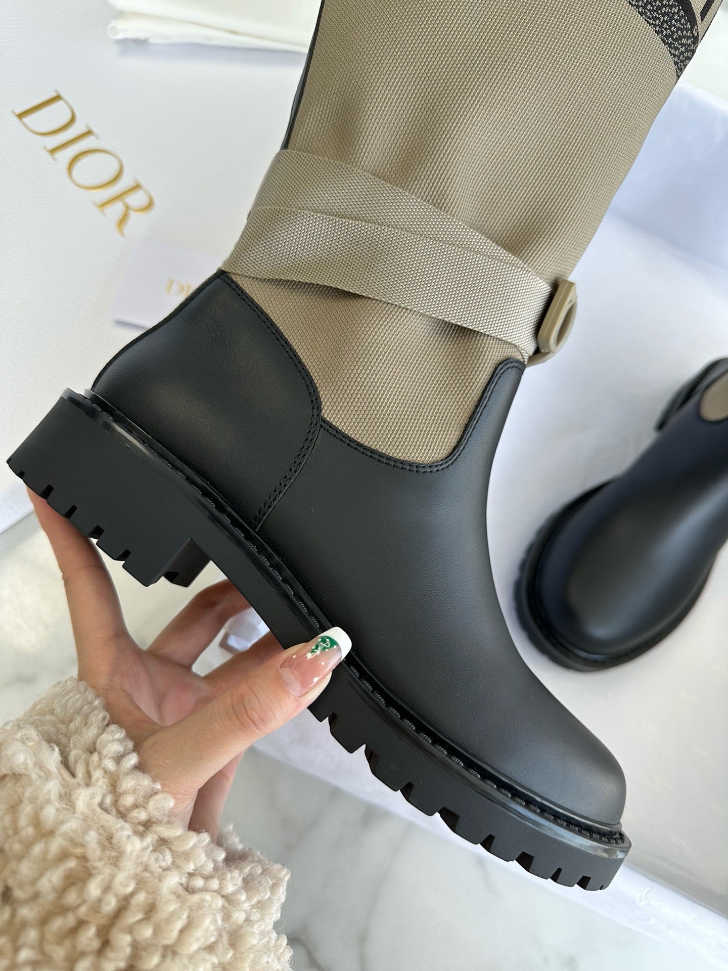 디올 D 메이저 앵클 부츠