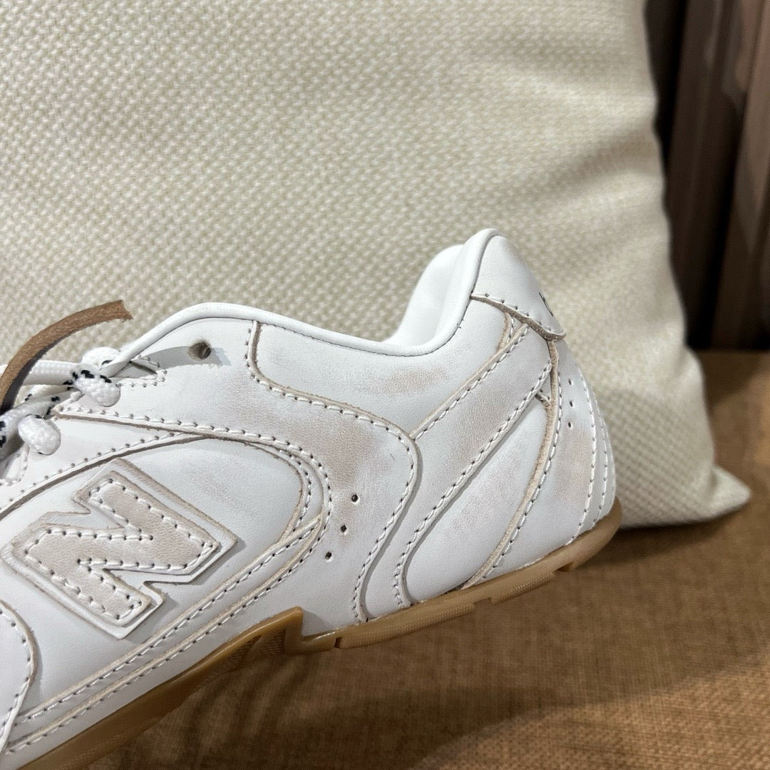 미우미우 X 뉴발란스 530 SL 가죽 스니커즈