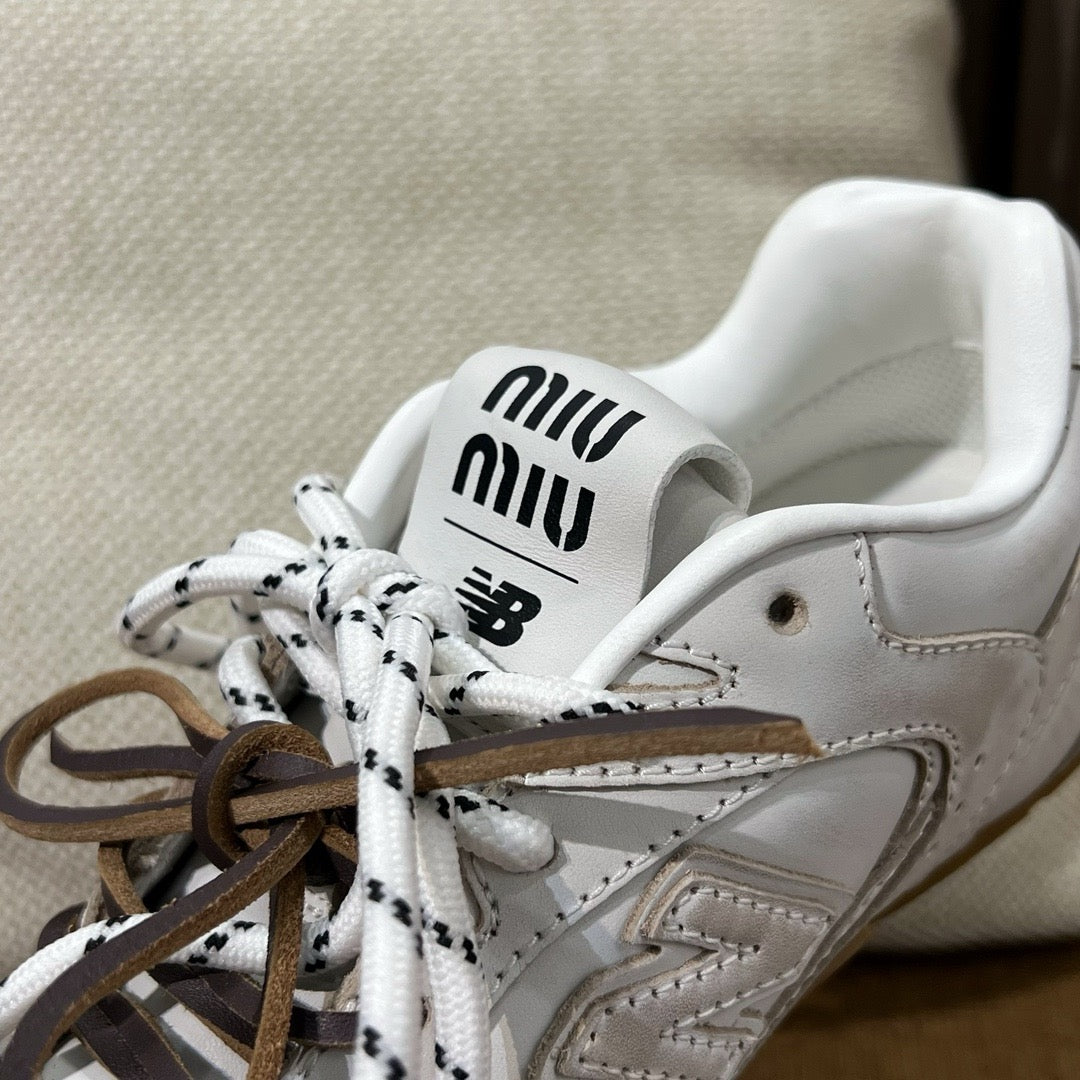 미우미우 X 뉴발란스 530 SL 가죽 스니커즈