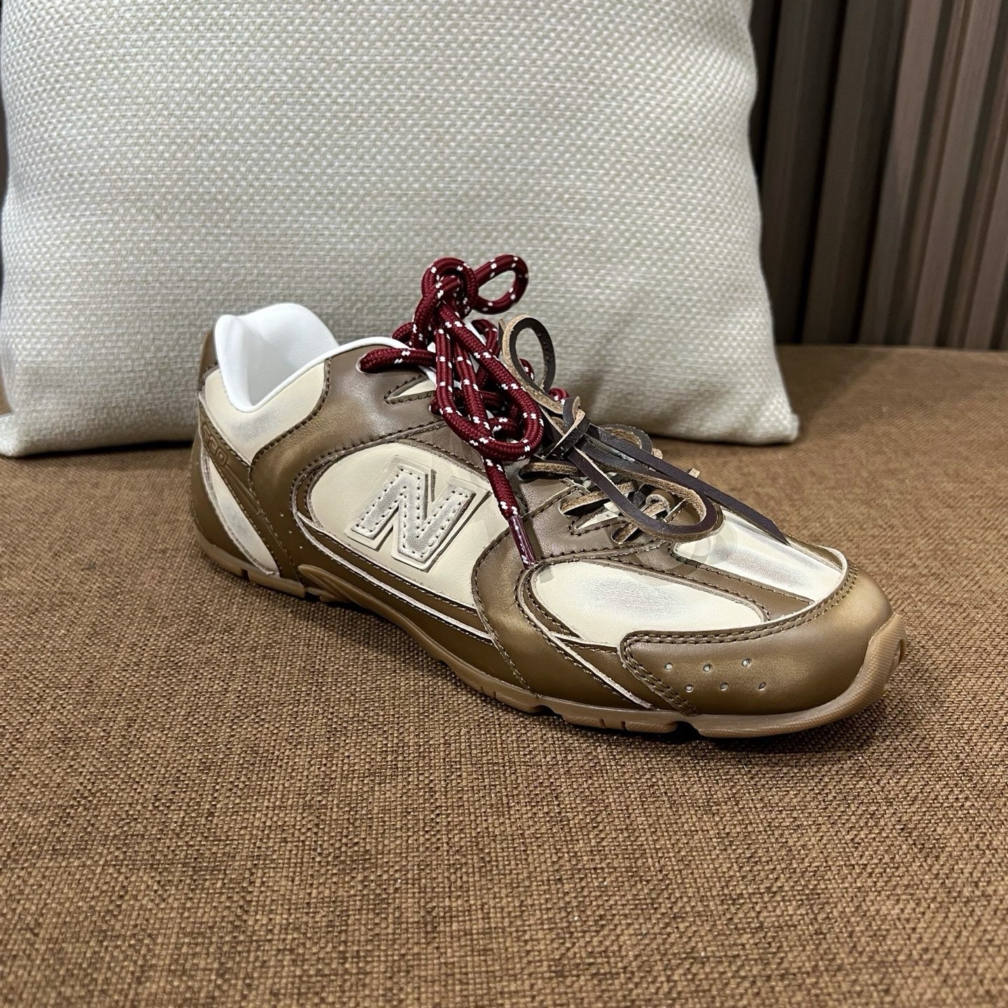 미우미우 X 뉴발란스 530 SL 가죽 스니커즈