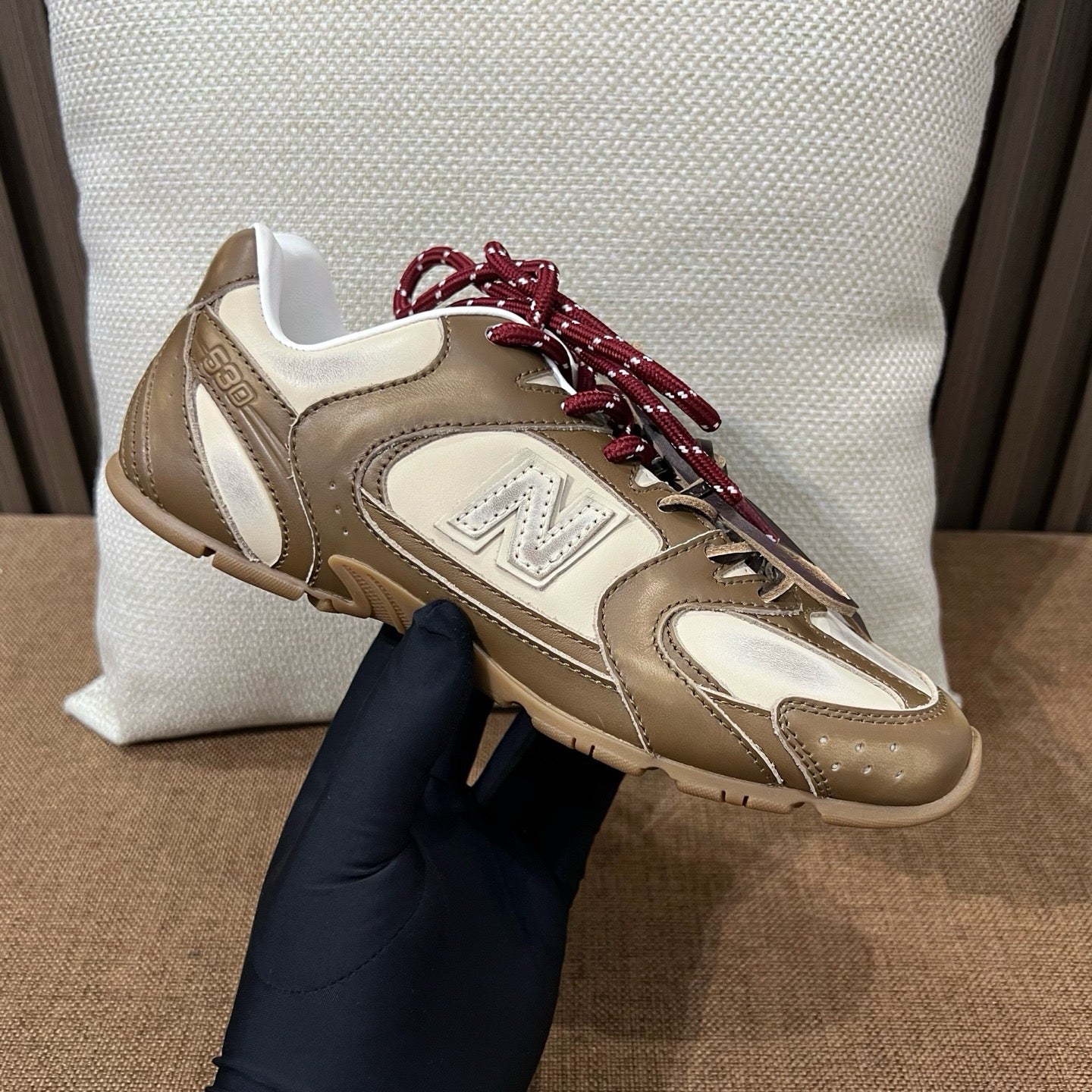 미우미우 X 뉴발란스 530 SL 가죽 스니커즈