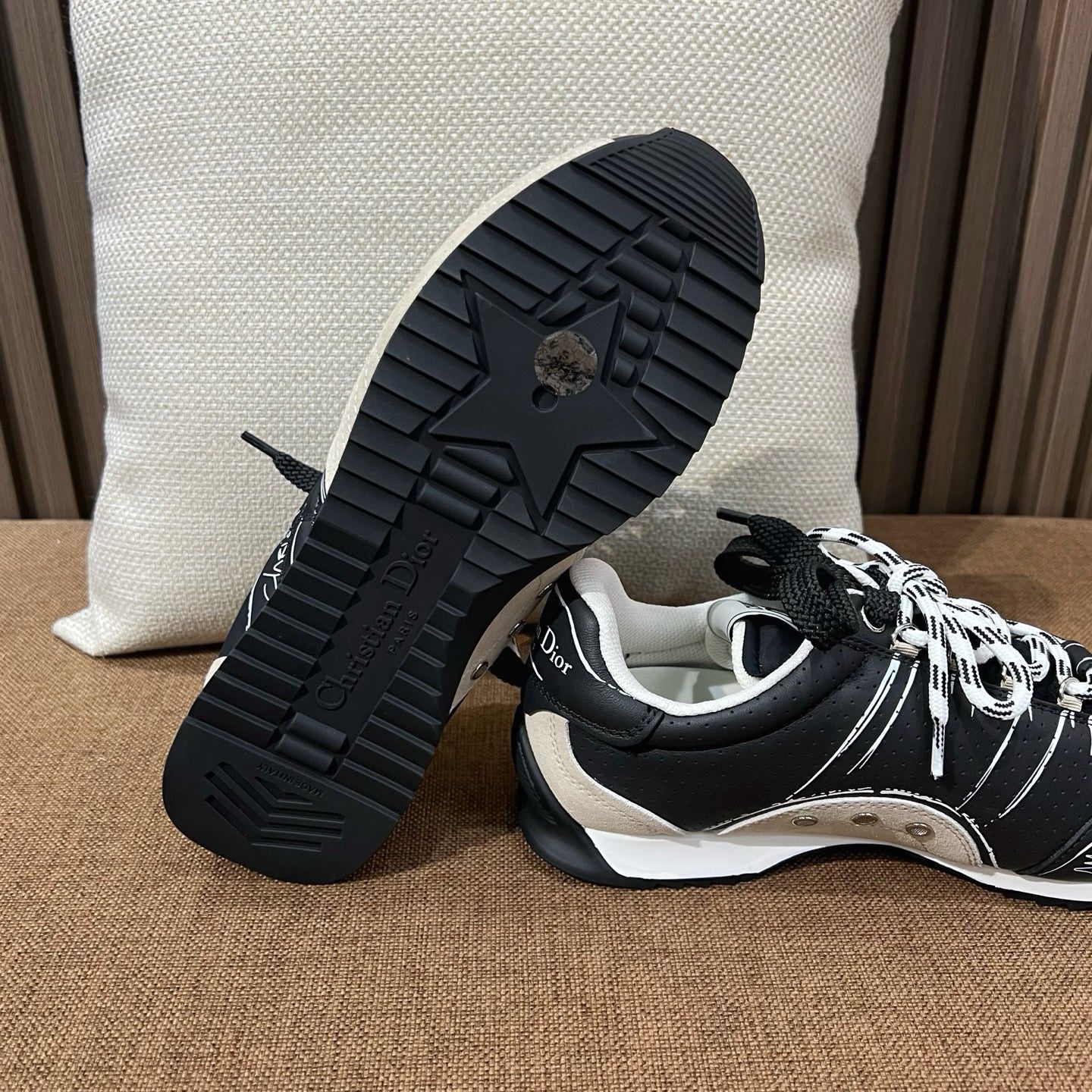 디올 디 스케치 스니커즈