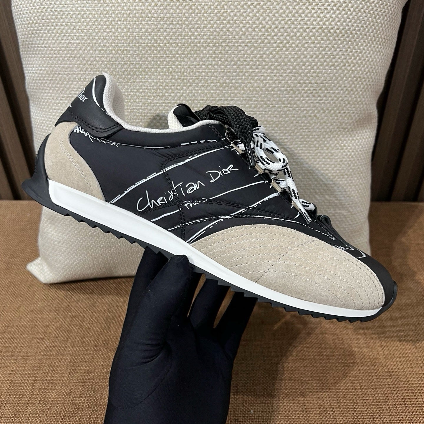 디올 디 스케치 스니커즈