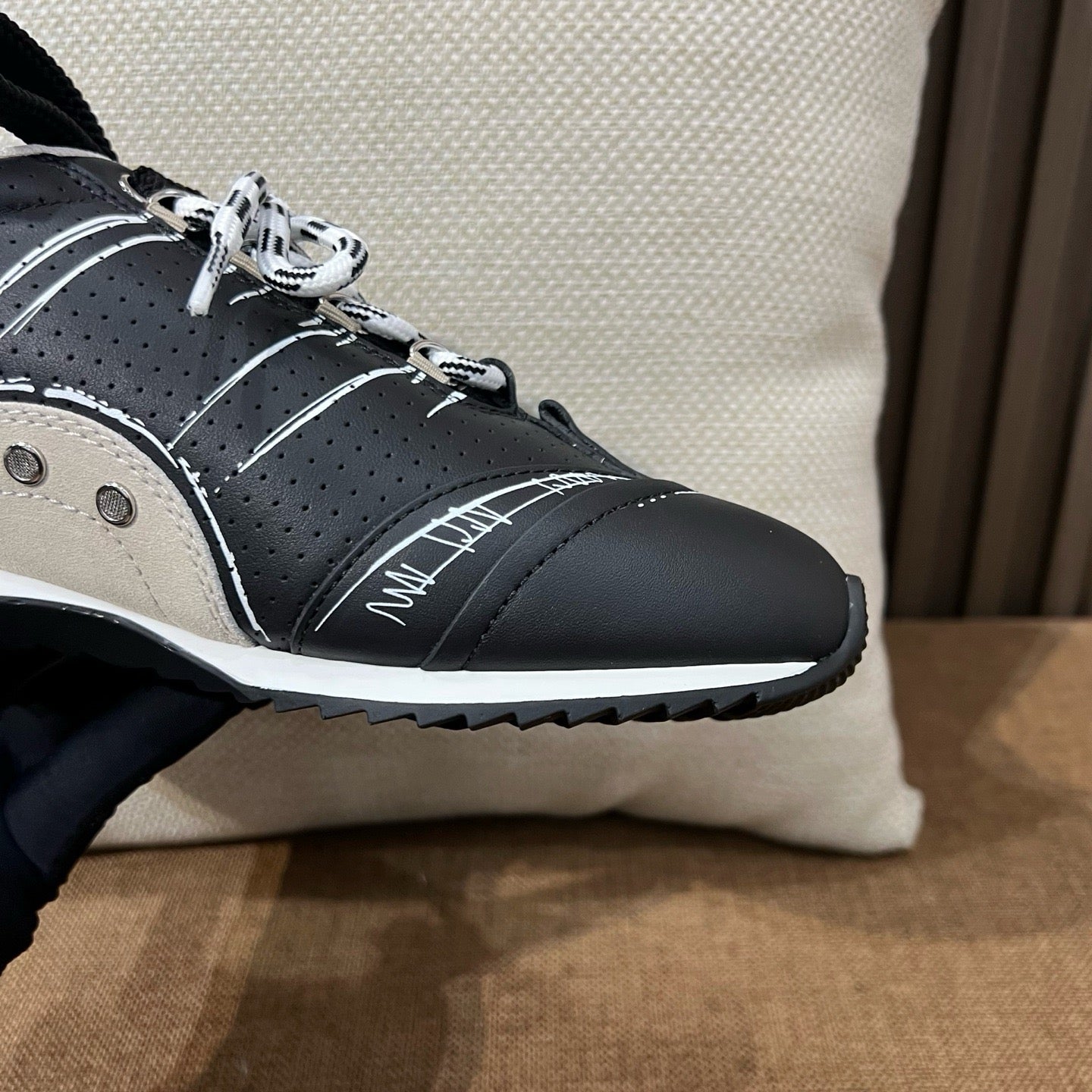 디올 디 스케치 스니커즈