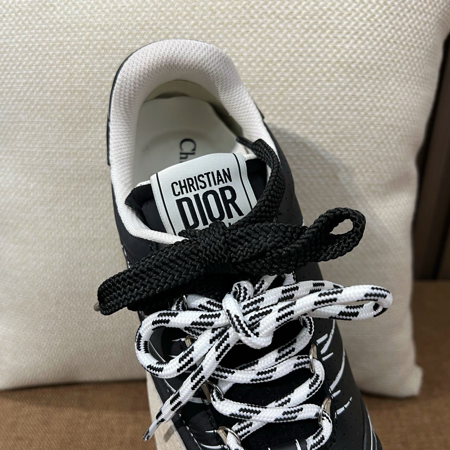 디올 디 스케치 스니커즈