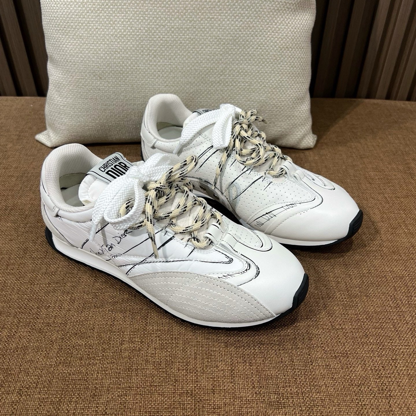 디올 디 스케치 스니커즈