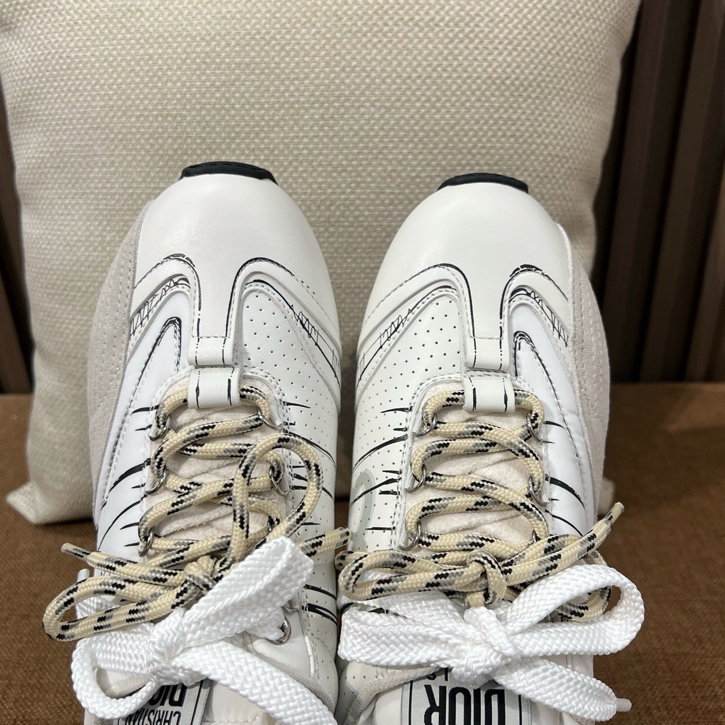 디올 디 스케치 스니커즈