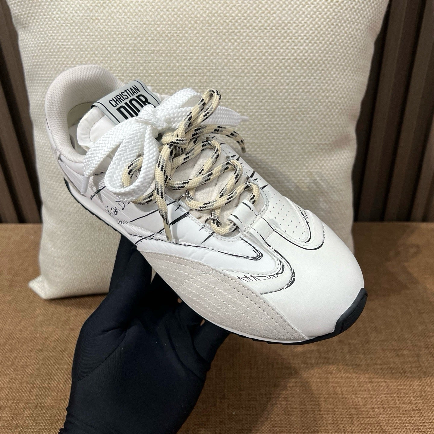 디올 디 스케치 스니커즈