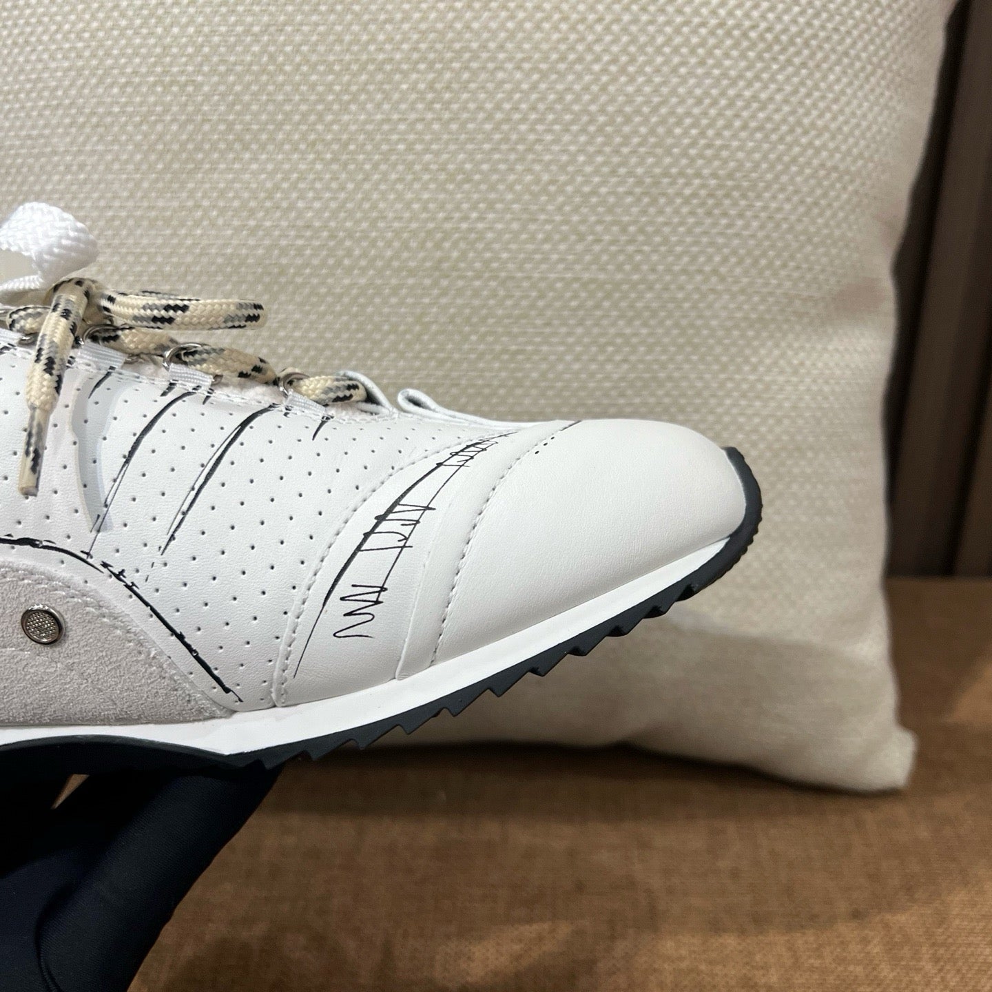 디올 디 스케치 스니커즈