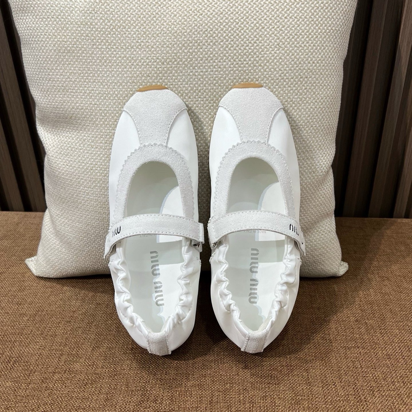 미우미우 블리치드 나파 가죽 발레리나