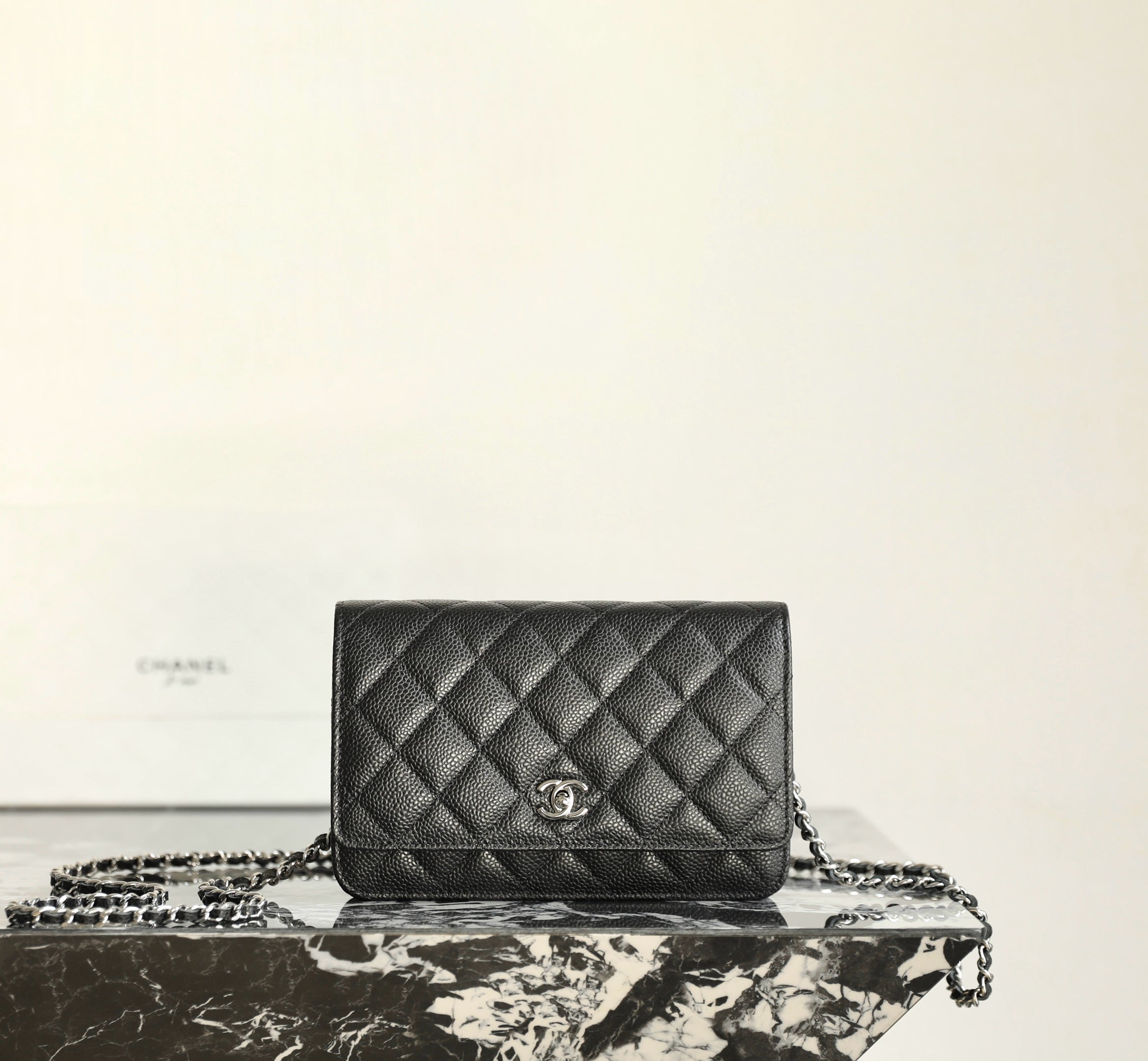 샤넬 클래식 턴락 WOC 캐비어