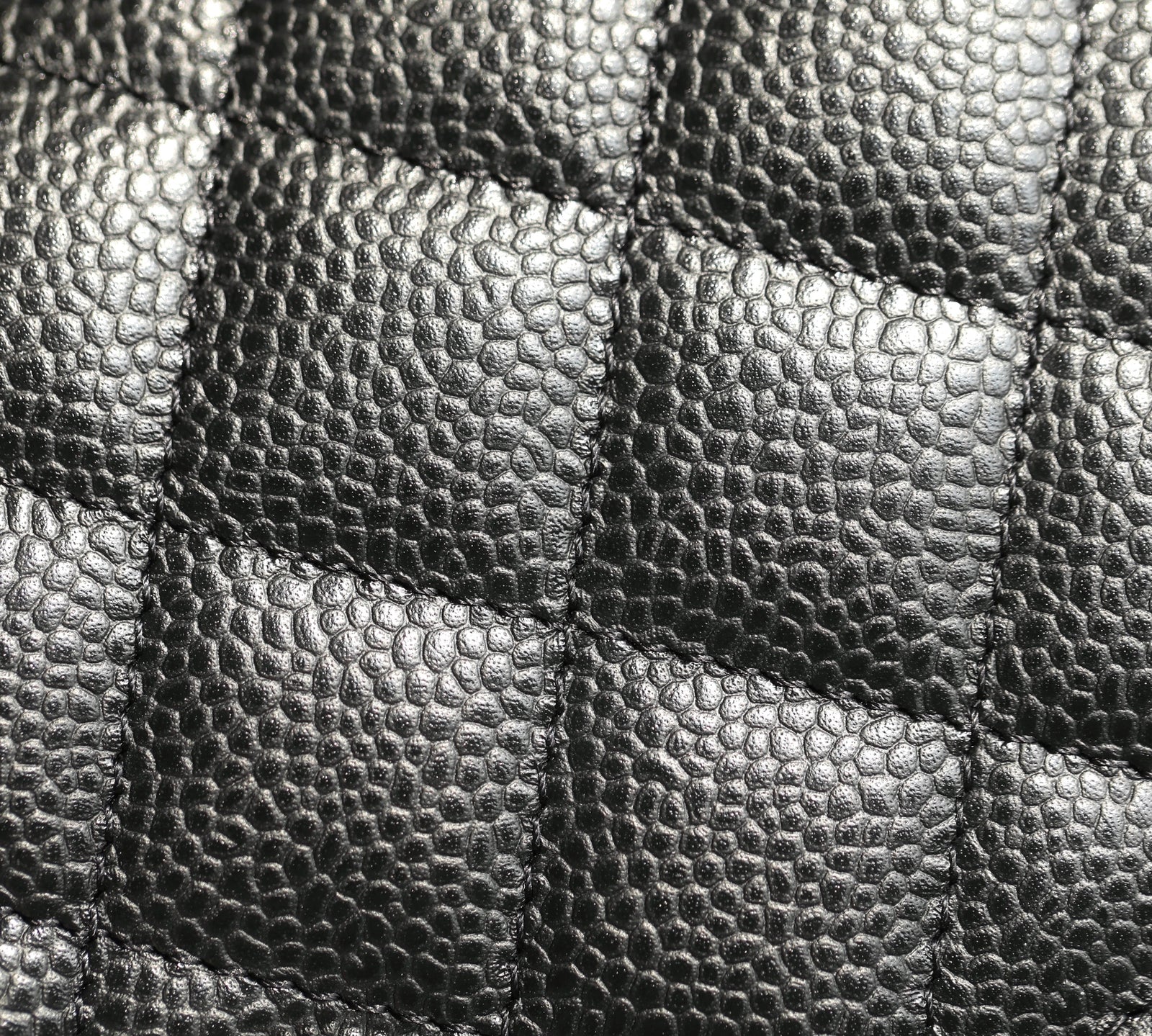 샤넬 클래식 턴락 WOC 캐비어