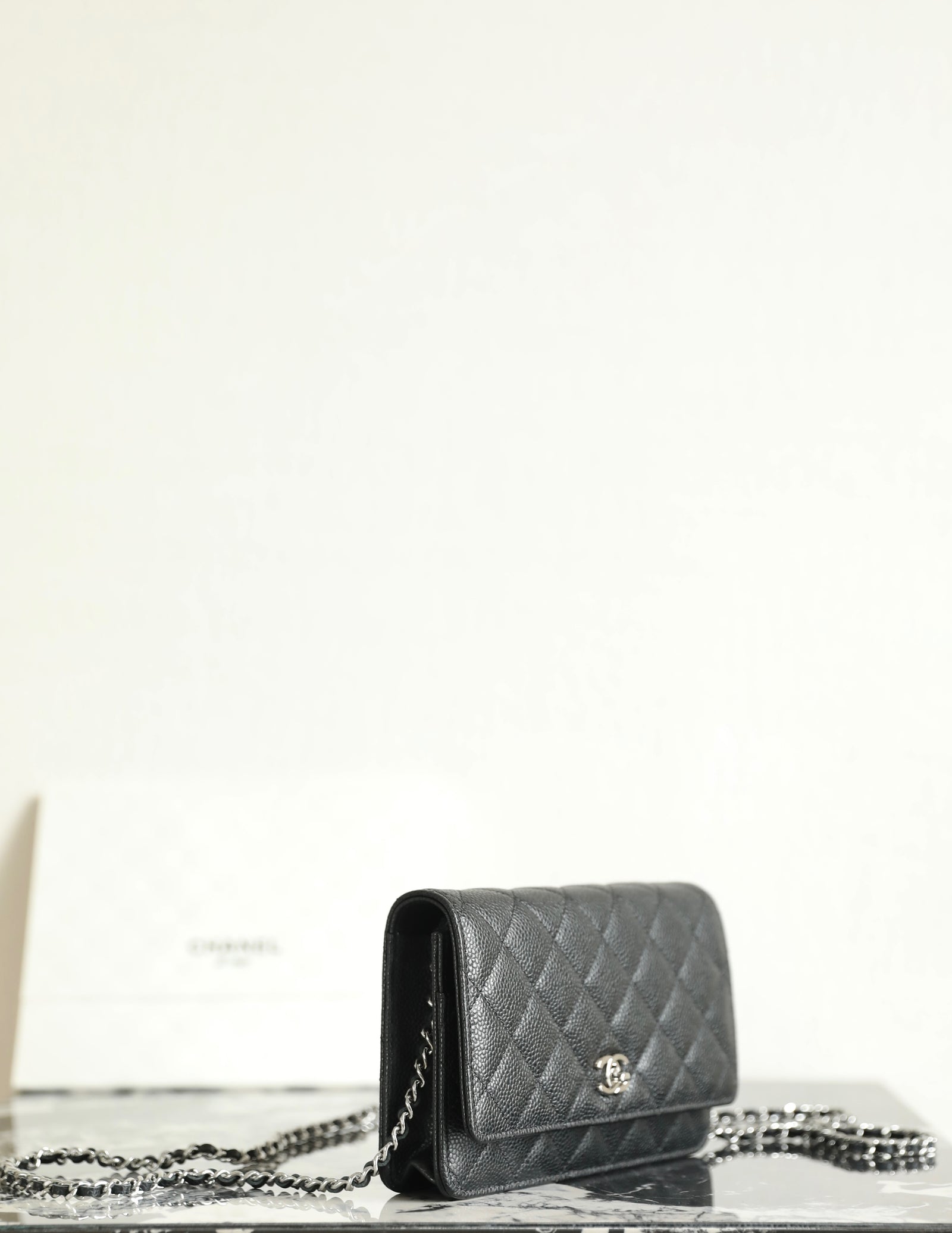 샤넬 클래식 턴락 WOC 캐비어