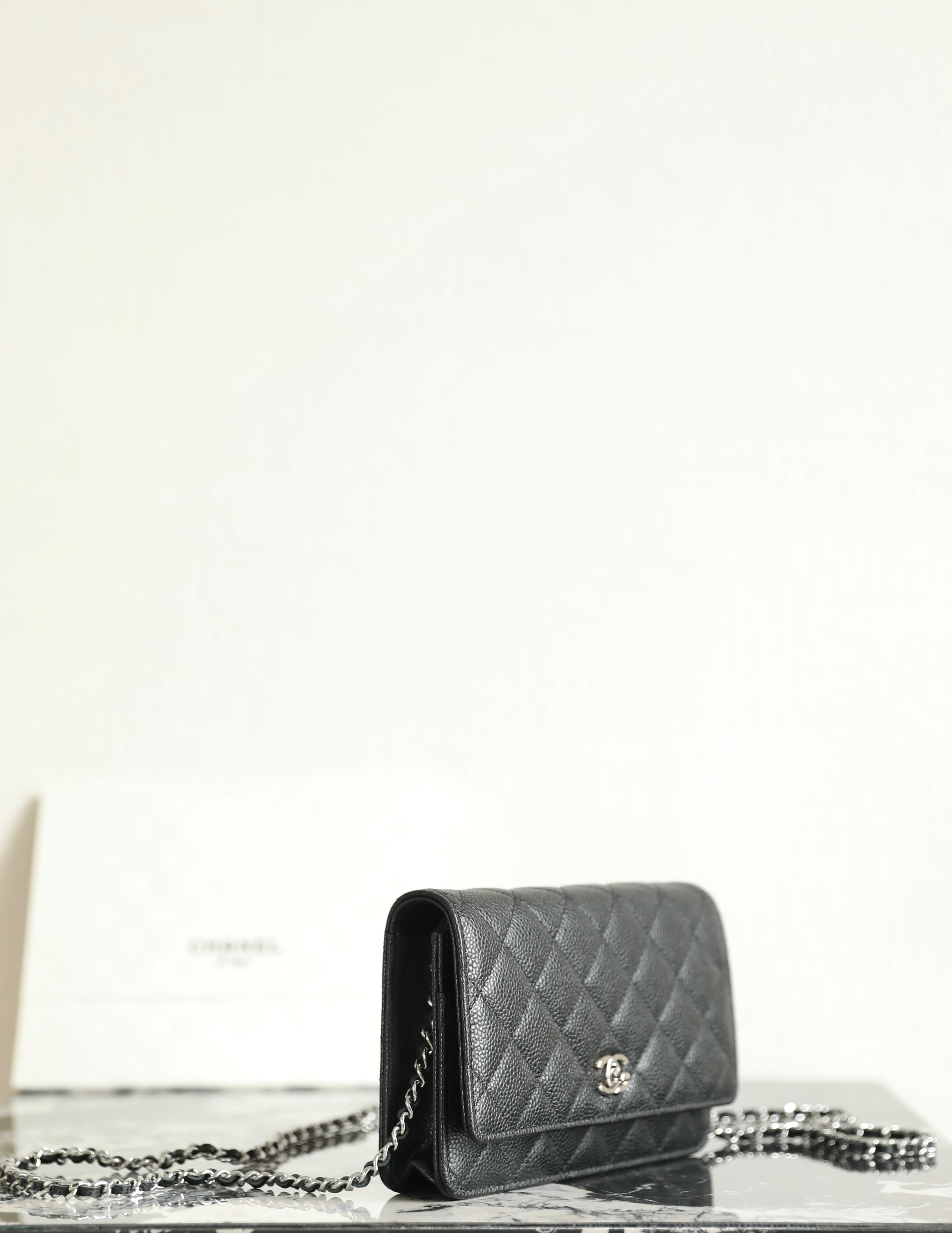 샤넬 클래식 턴락 WOC 캐비어