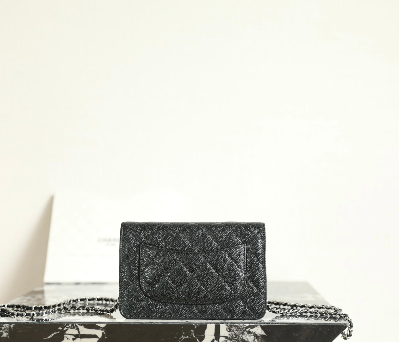 샤넬 클래식 턴락 WOC 캐비어