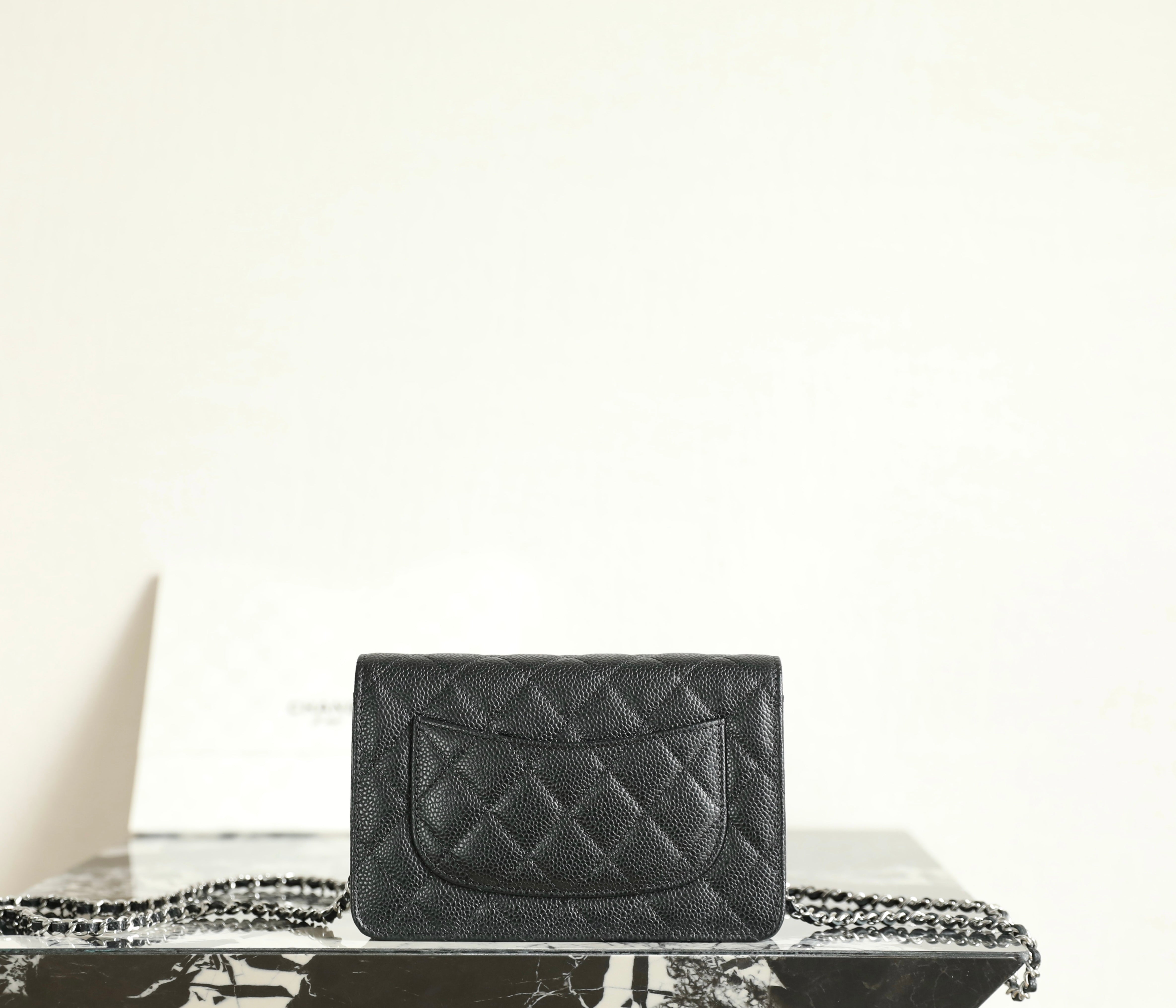 샤넬 클래식 턴락 WOC 캐비어