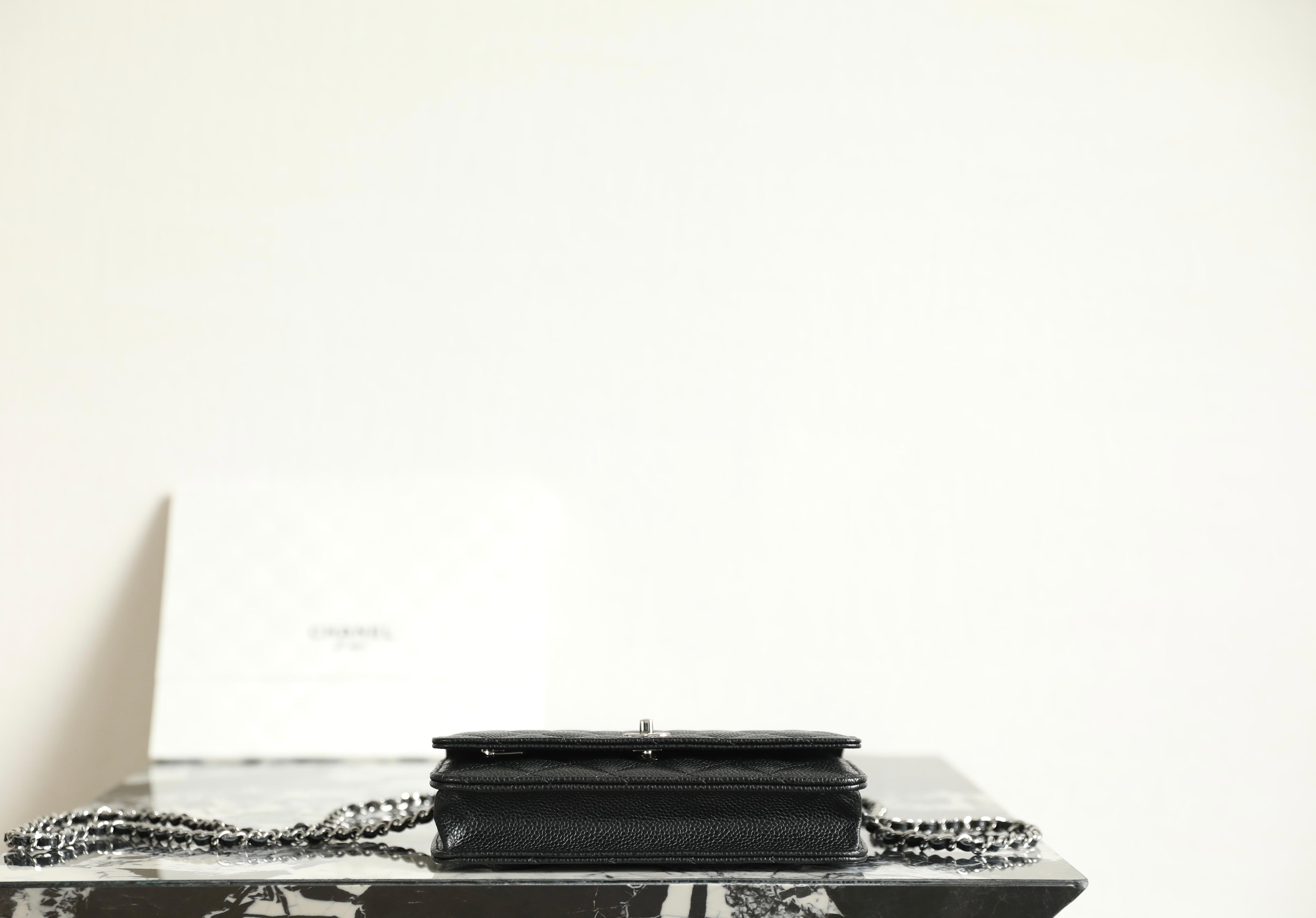 샤넬 클래식 턴락 WOC 캐비어