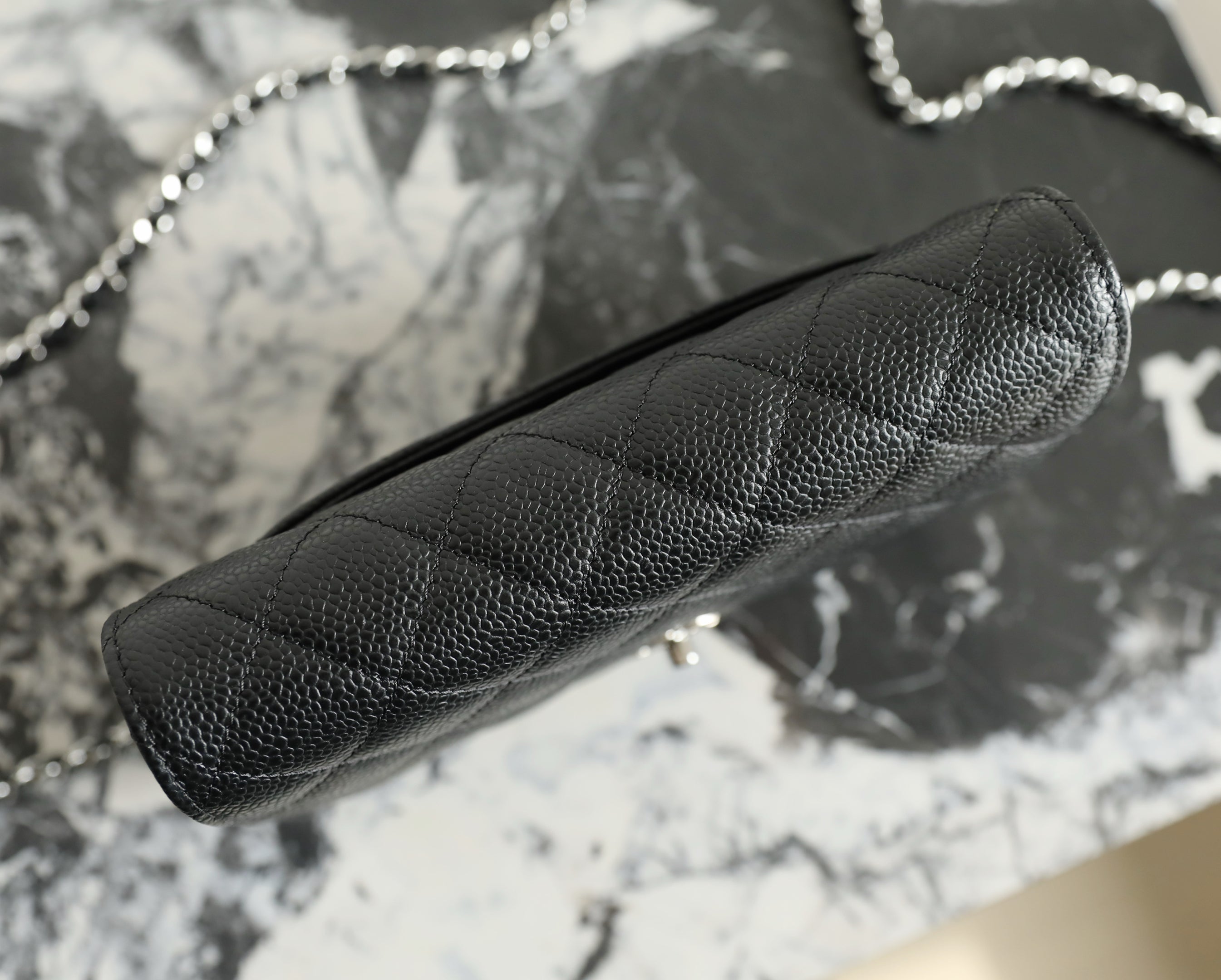 샤넬 클래식 턴락 WOC 캐비어