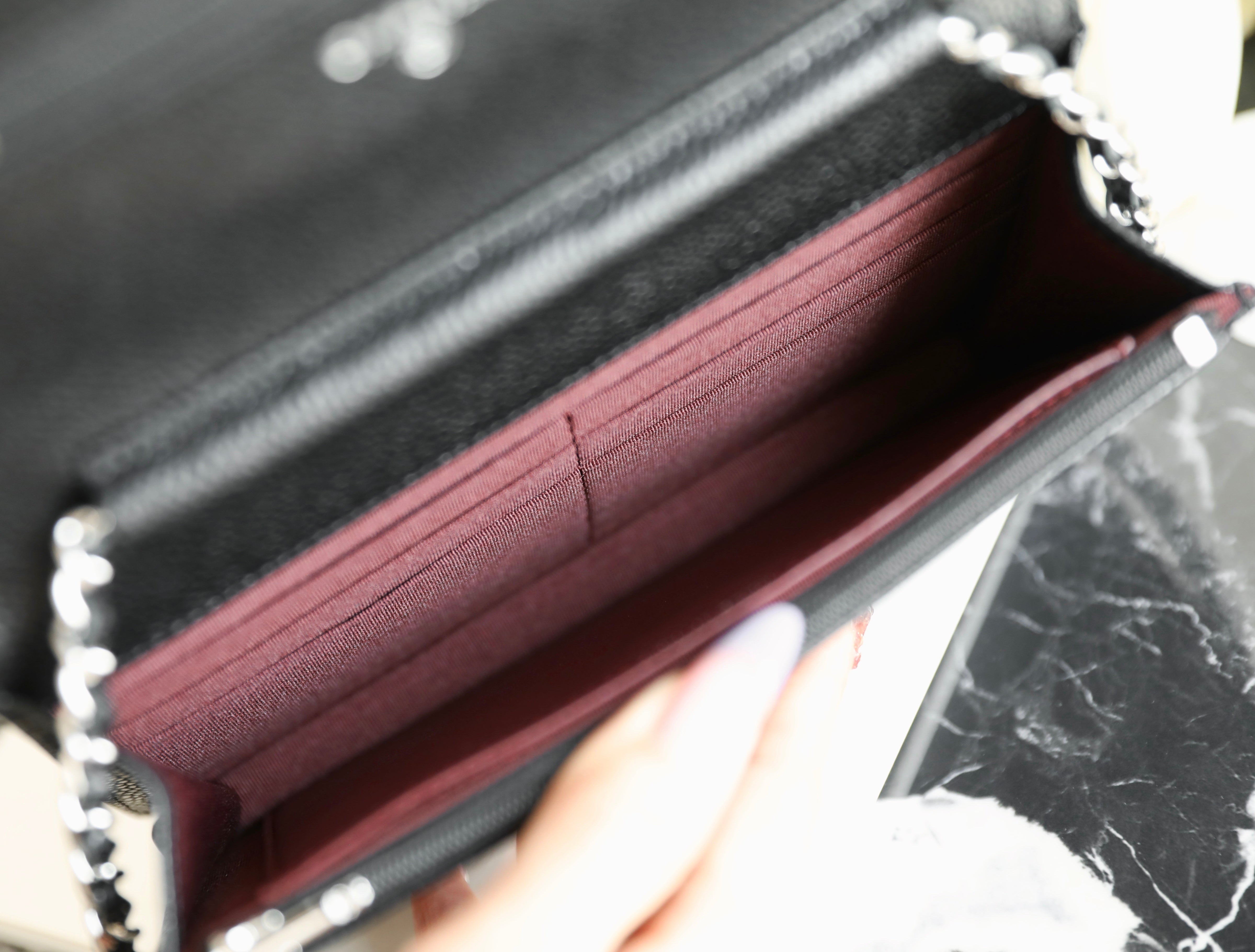 샤넬 클래식 턴락 WOC 캐비어