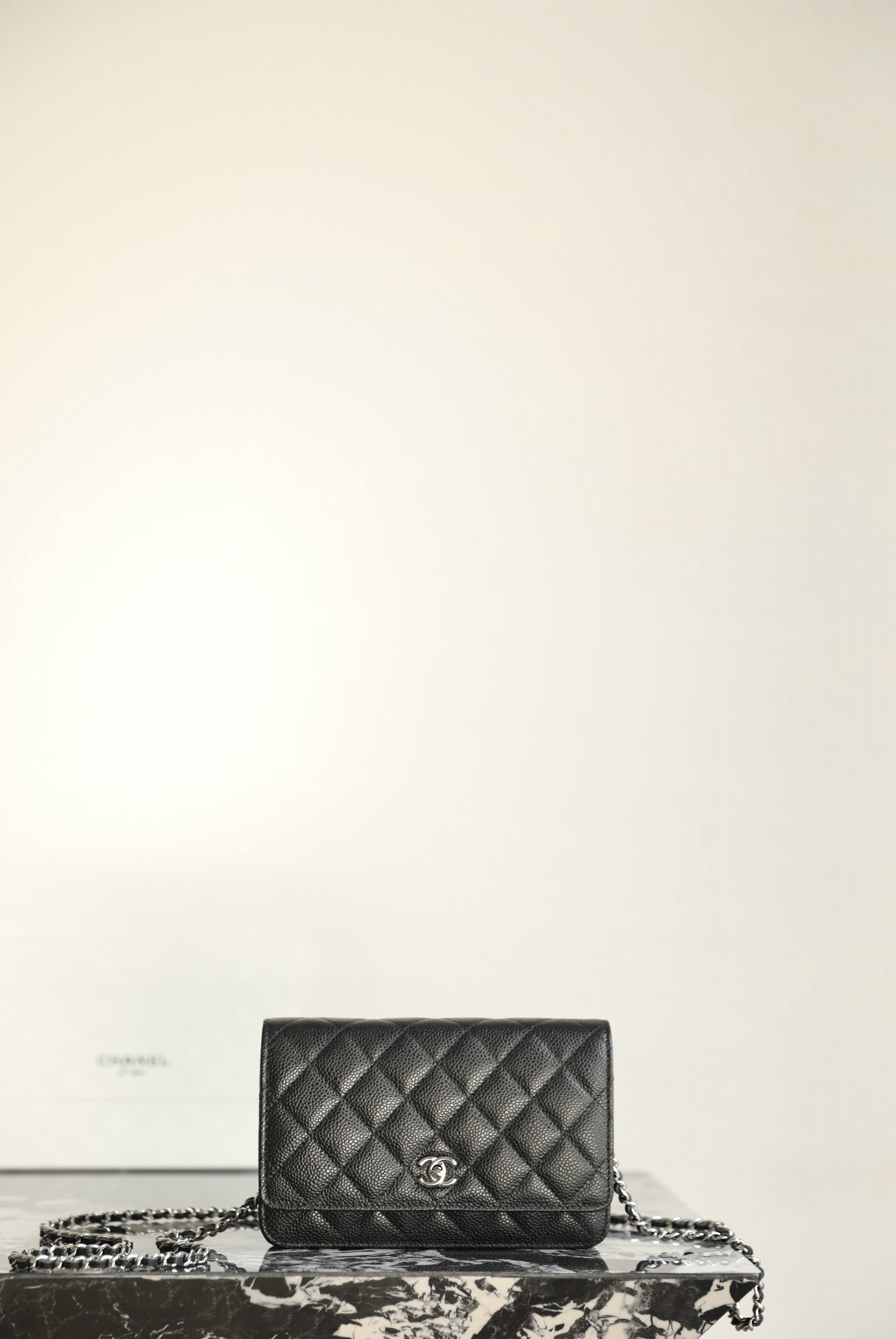 샤넬 클래식 턴락 WOC 캐비어