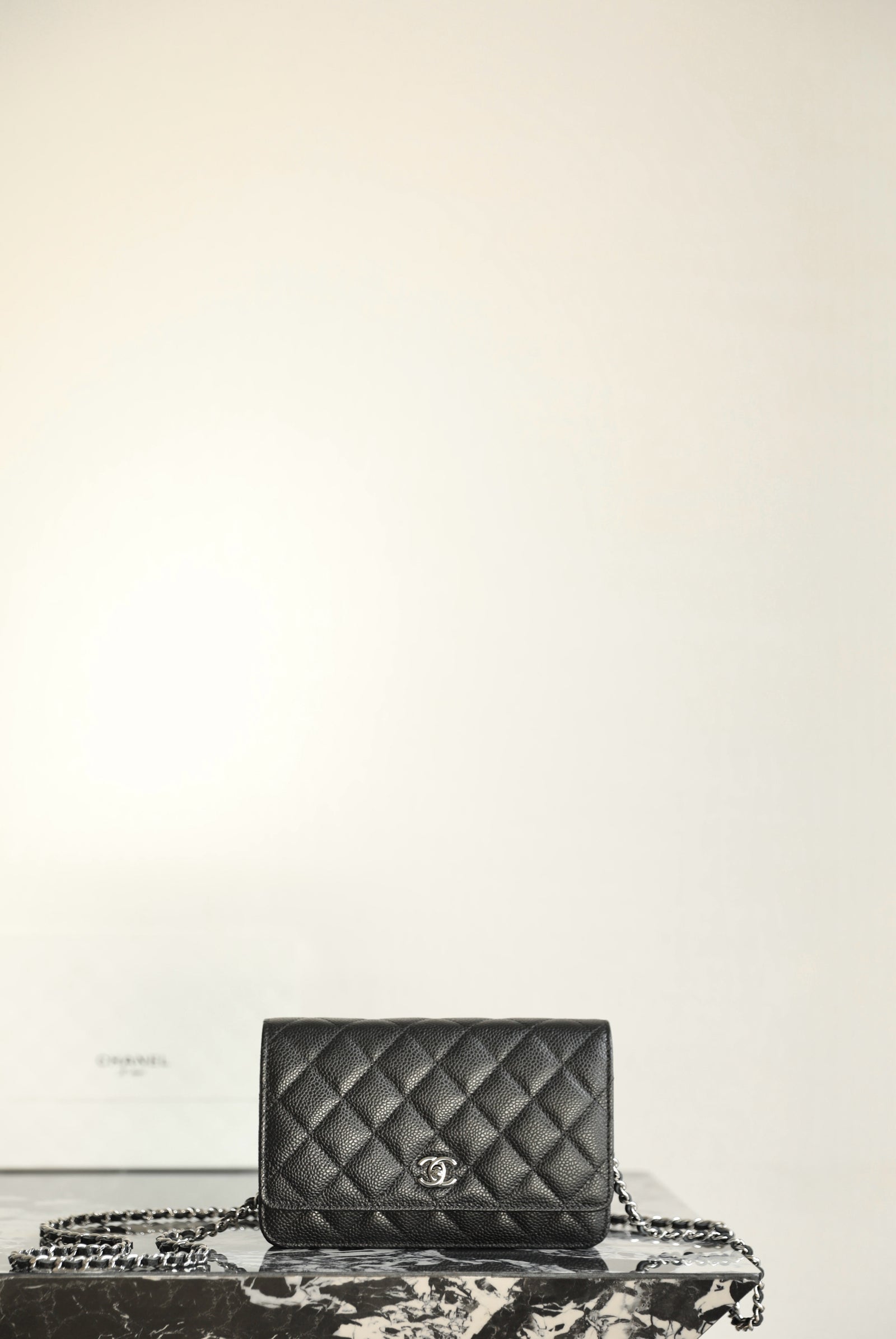 샤넬 클래식 턴락 WOC 캐비어