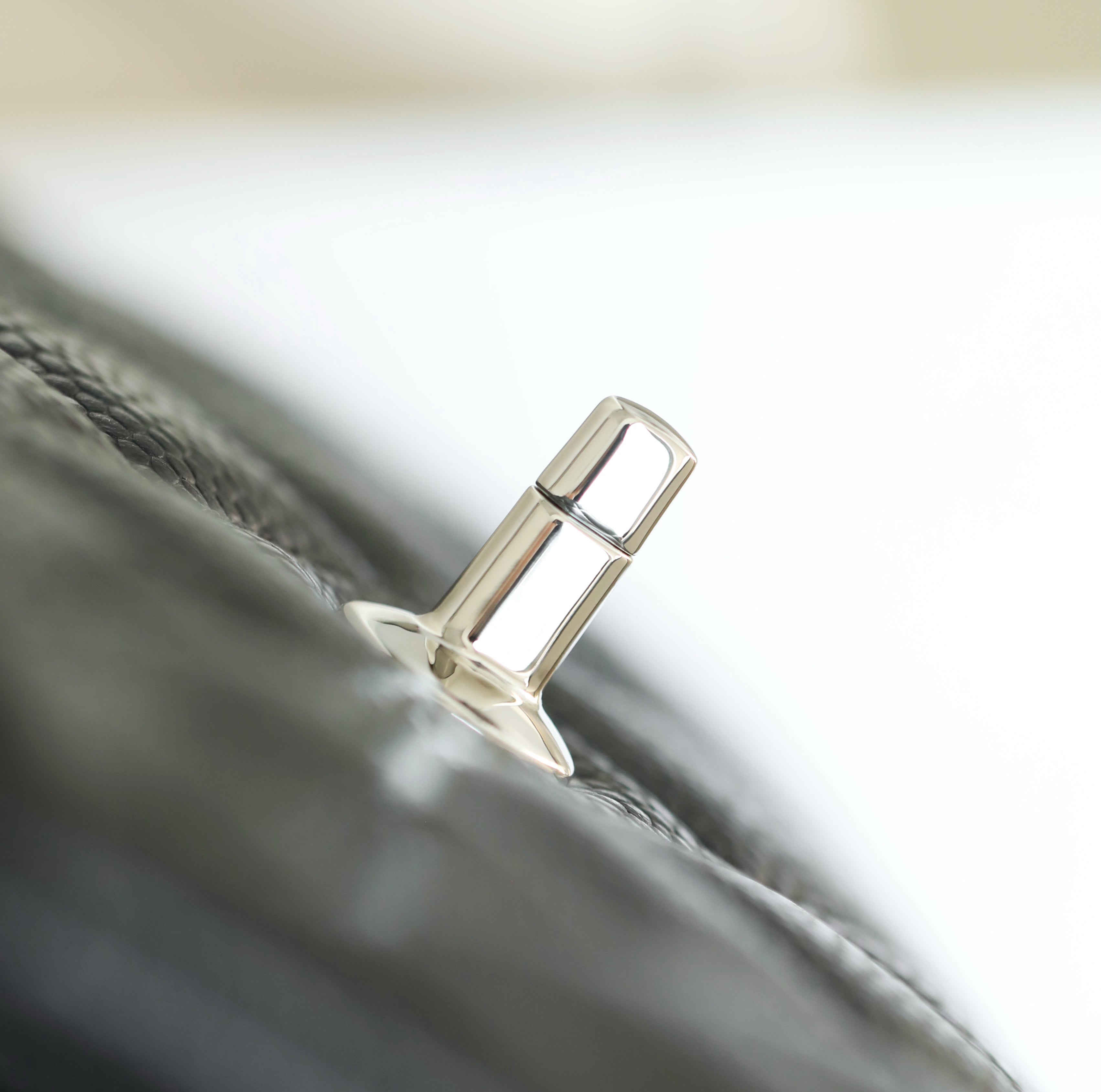 샤넬 클래식 턴락 WOC 캐비어