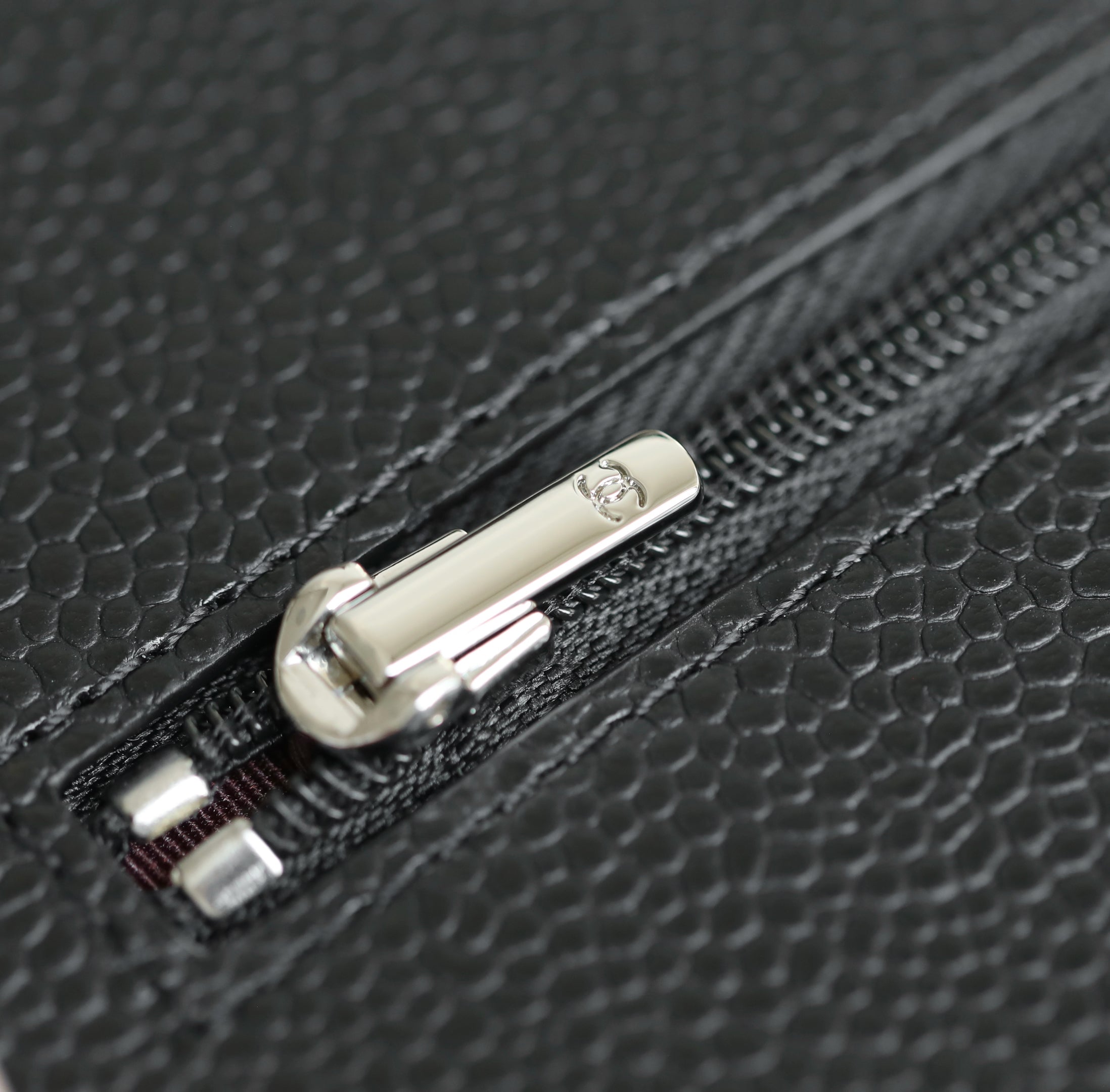 샤넬 클래식 턴락 WOC 캐비어