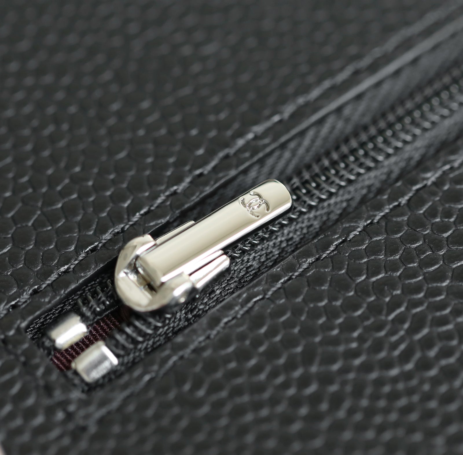 샤넬 클래식 턴락 WOC 캐비어