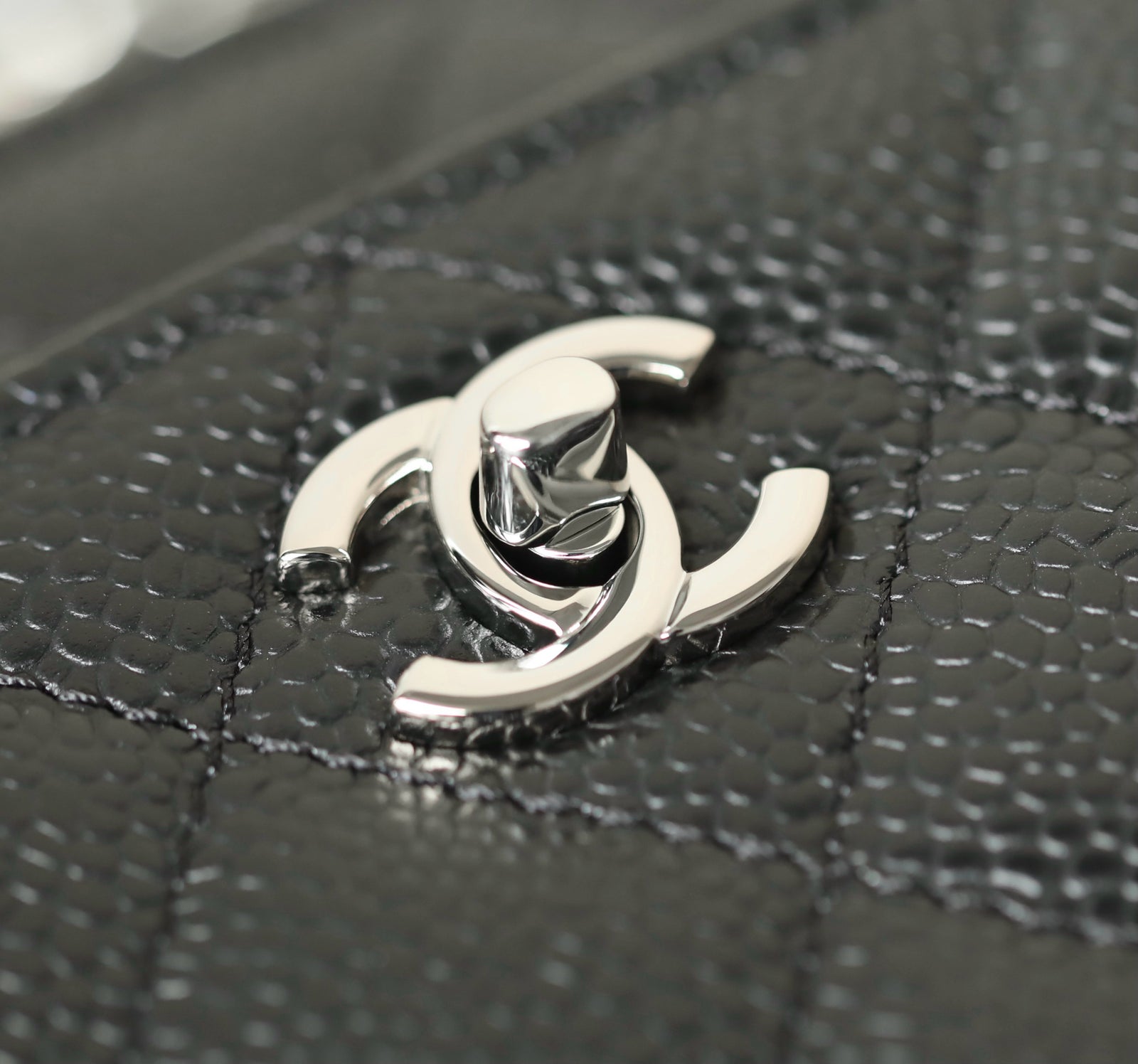 샤넬 클래식 턴락 WOC 캐비어