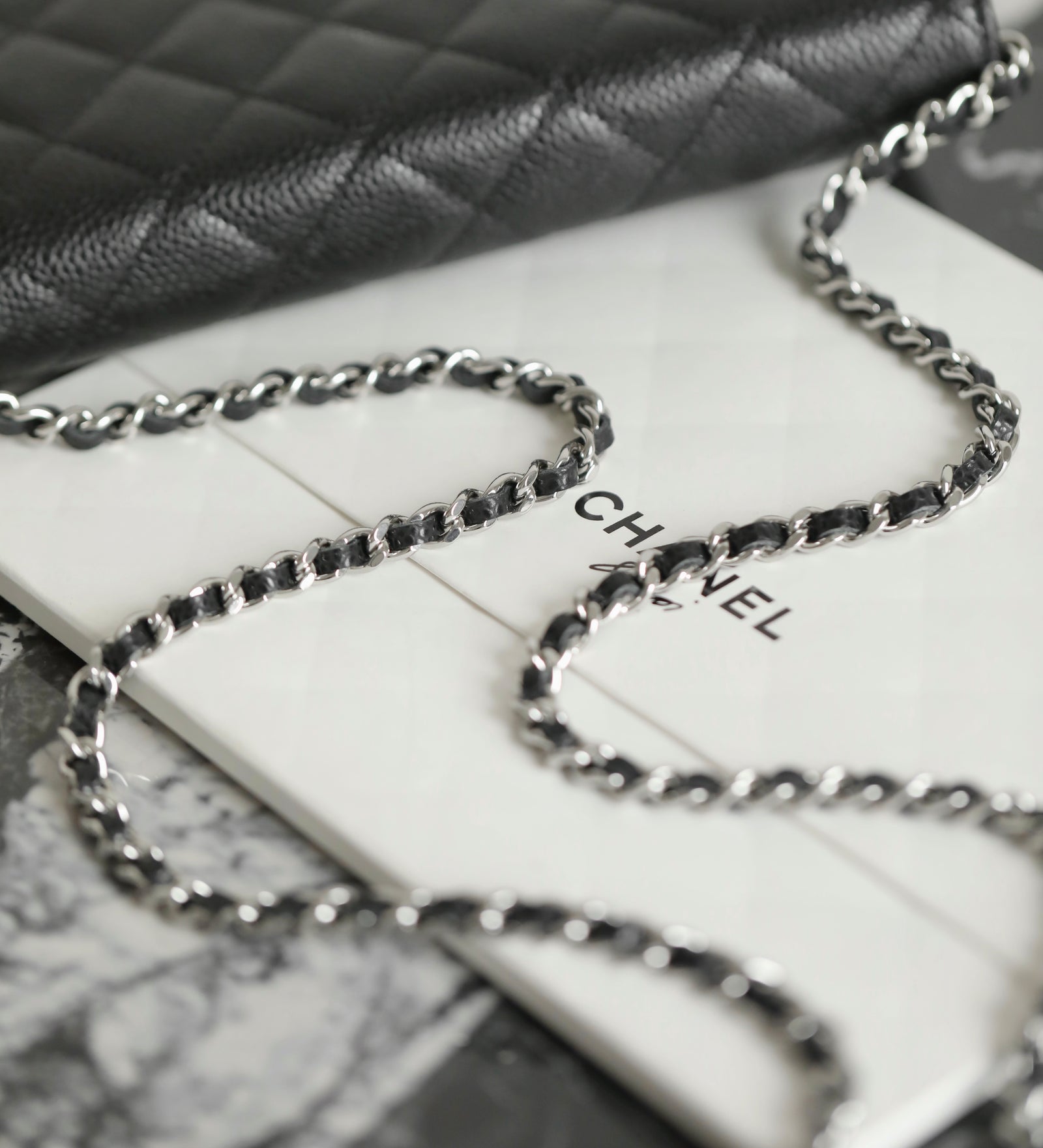 샤넬 클래식 턴락 WOC 캐비어