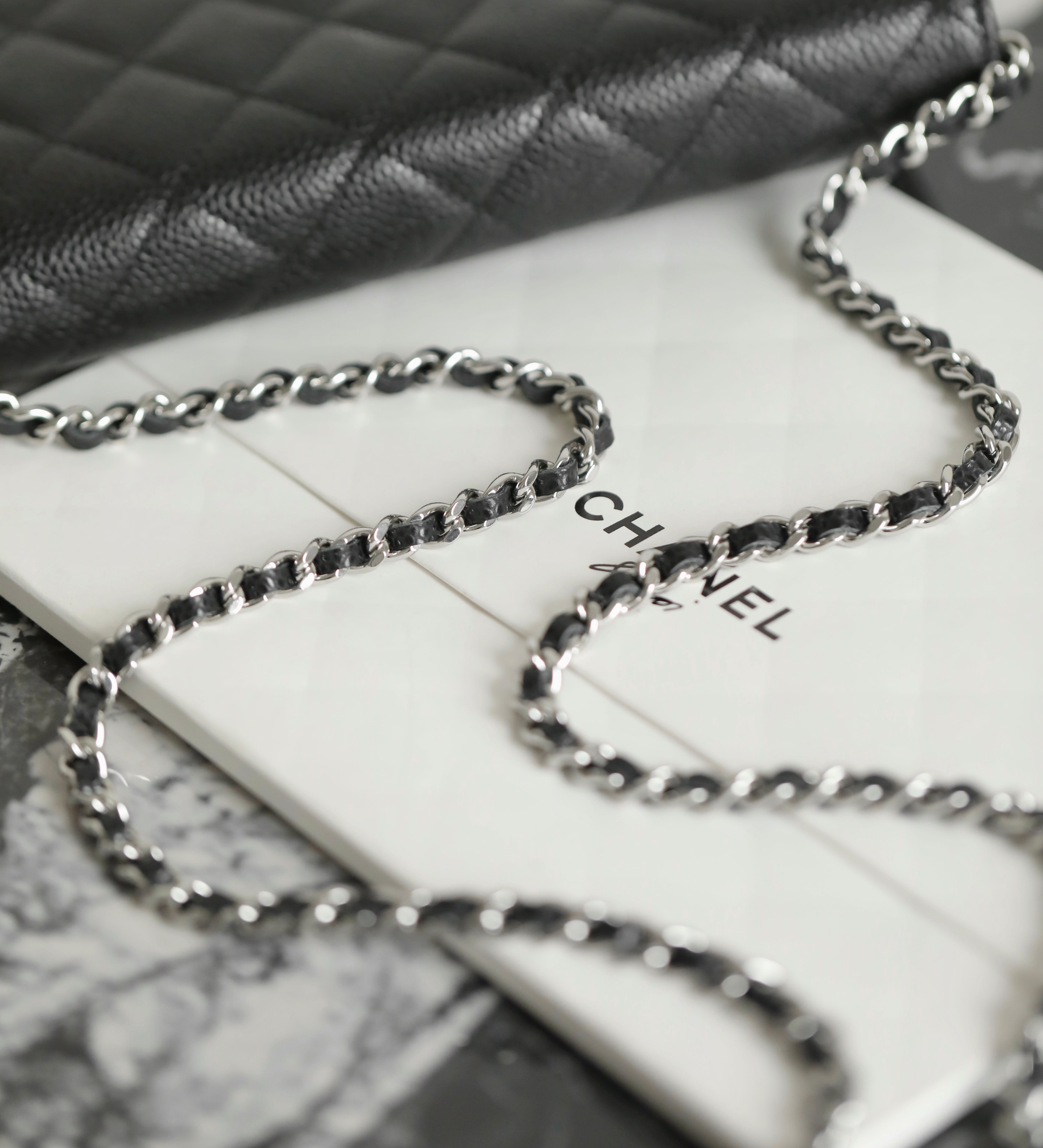 샤넬 클래식 턴락 WOC 캐비어