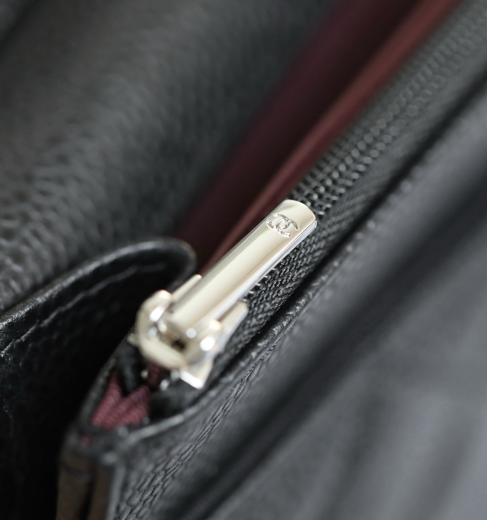 샤넬 클래식 턴락 WOC 캐비어