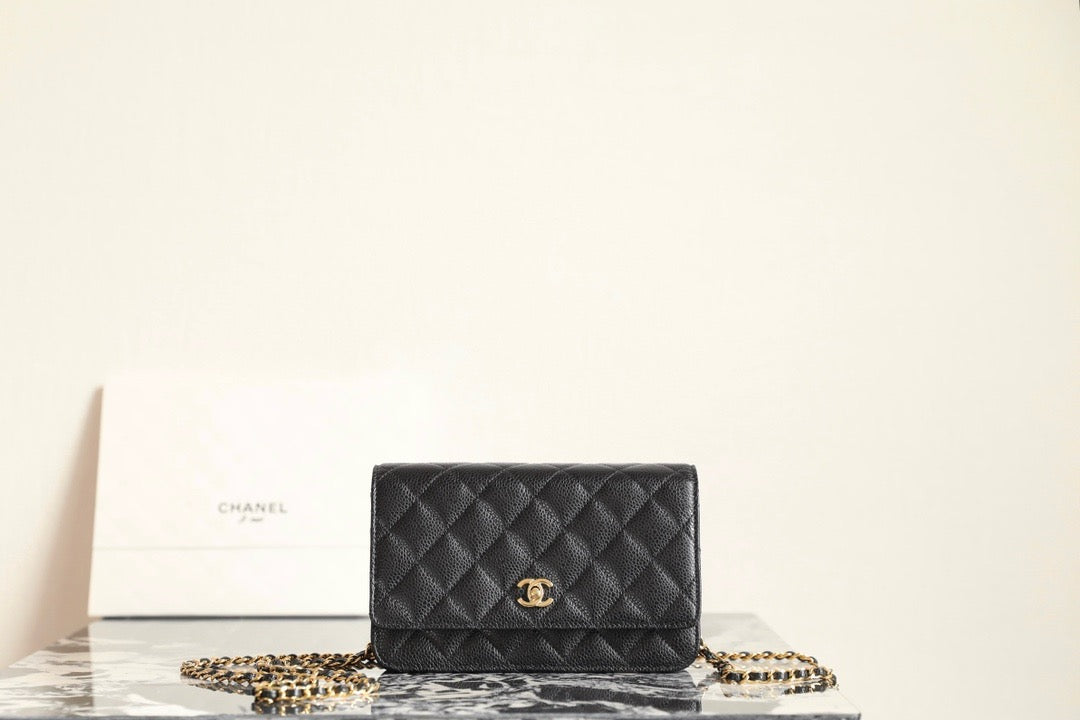 샤넬 클래식 턴락 WOC 캐비어