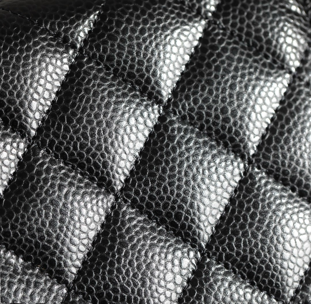 샤넬 클래식 턴락 WOC 캐비어