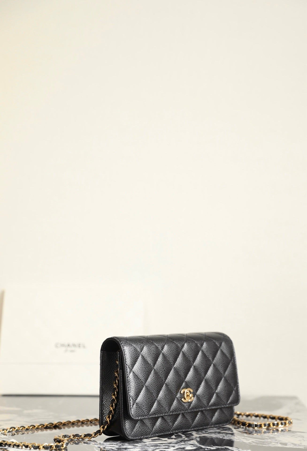 샤넬 클래식 턴락 WOC 캐비어