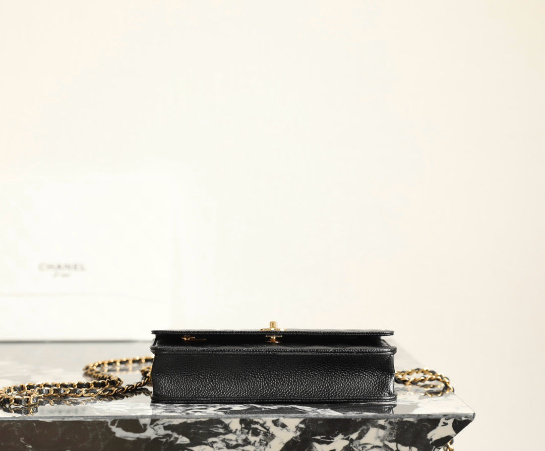 샤넬 클래식 턴락 WOC 캐비어