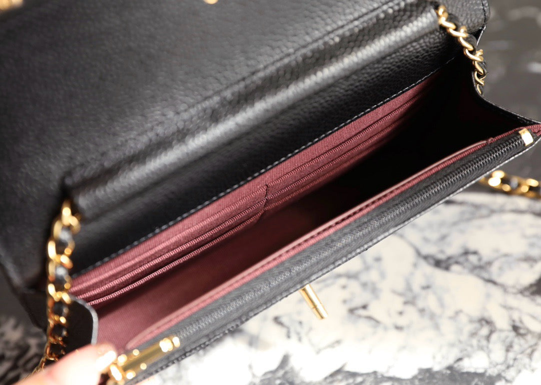 샤넬 클래식 턴락 WOC 캐비어