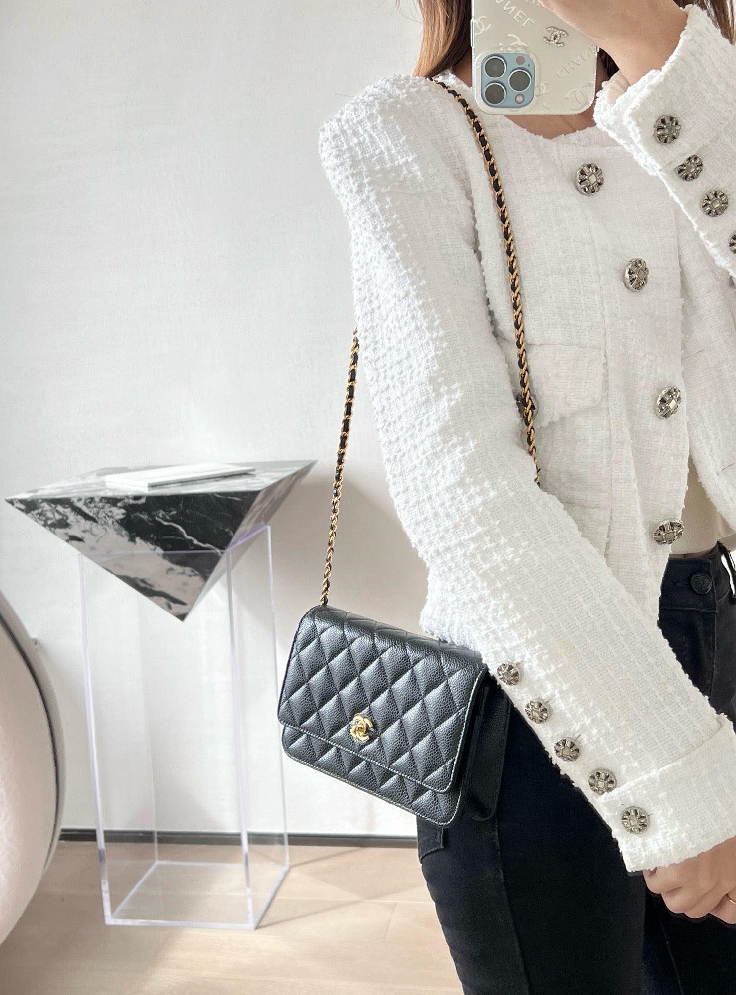 샤넬 클래식 턴락 WOC 캐비어