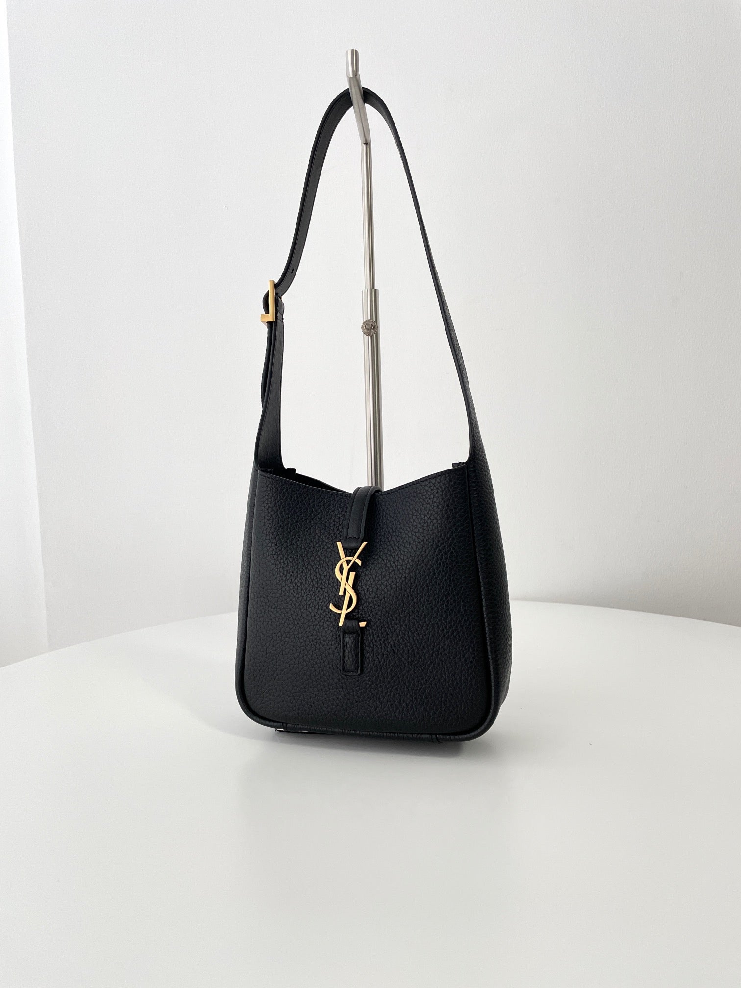 생로랑 LE 5À7 서플 베이비 그레인 레더