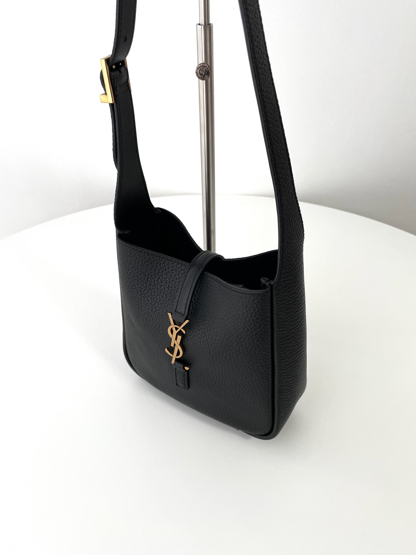 생로랑 LE 5À7 서플 베이비 그레인 레더