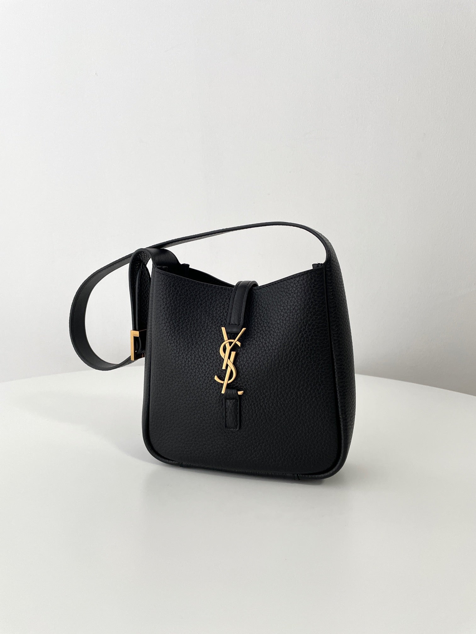 생로랑 LE 5À7 서플 베이비 그레인 레더