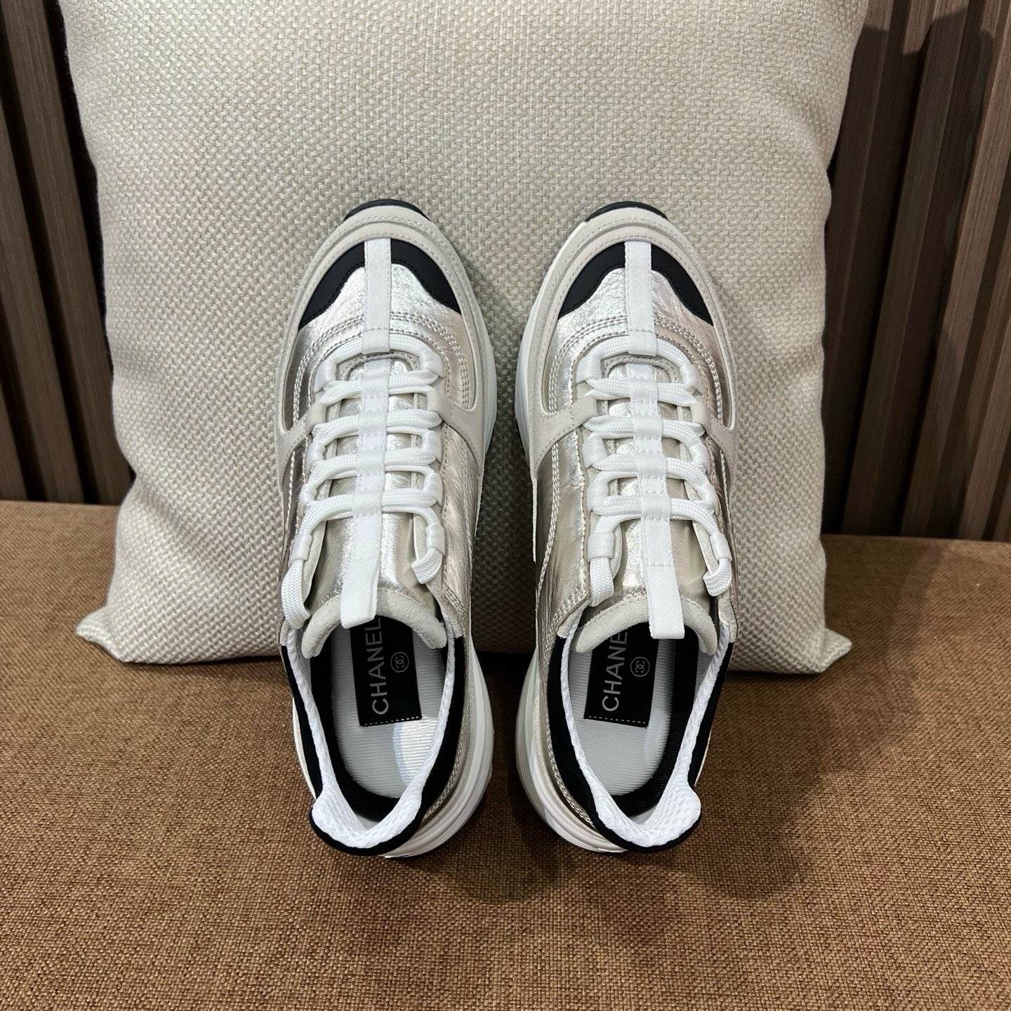 샤넬 라미네이티드 카프스킨 스니커즈